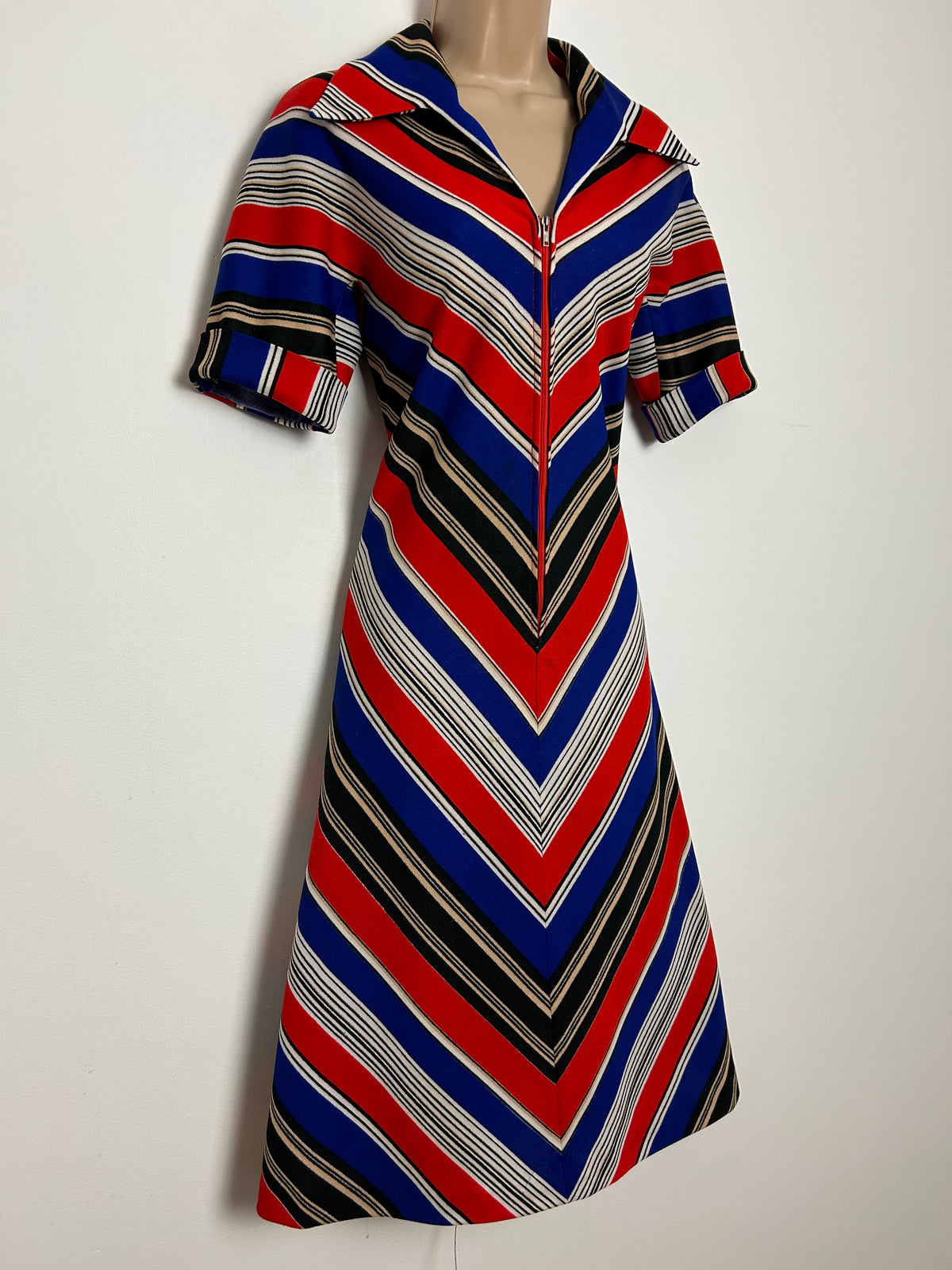 Vintage 1970s Size 10 Blue Red Black & Beige Chevron Stripe Print Zip Front Shift Mod Dress