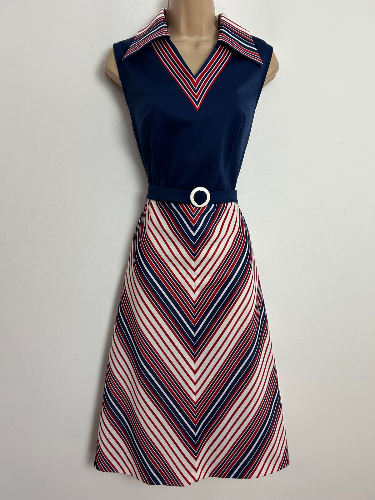 Vintage 1970s Size 12 Navy Blue Red & White Chevron Stripe Print Wide Collared Sleeveless Belted Mod Dress