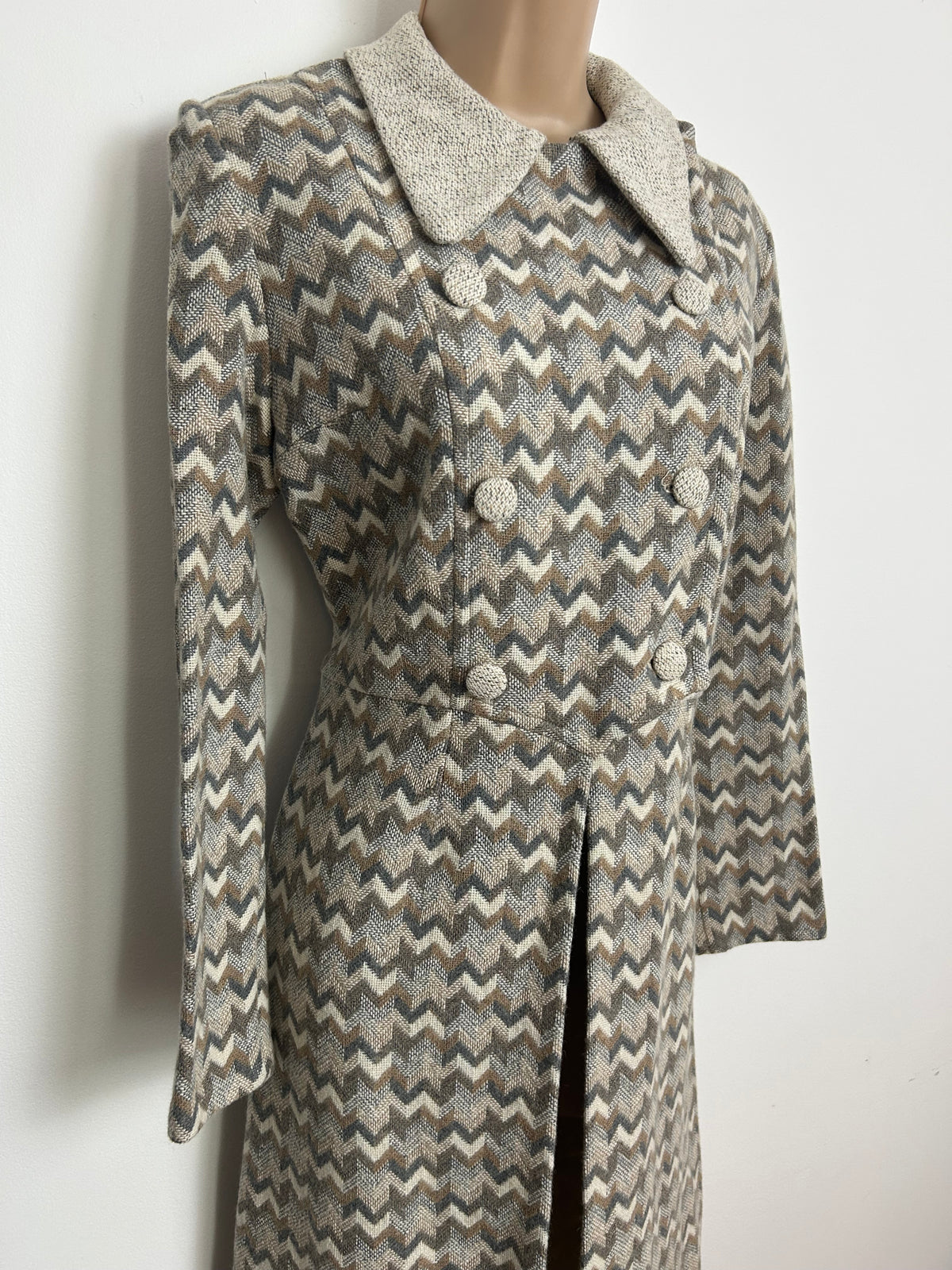 Vintage 1960s Size 12 Beige Cream & Grey Wool Zig Zag Stripe Long Sleeve Dress Jacket