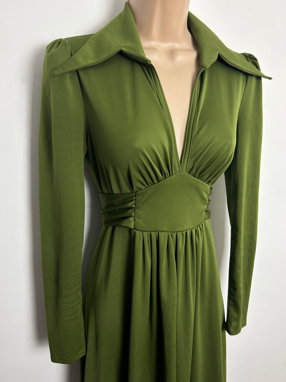 Vintage 1970s C&A Size 6 Moss Green Dagger Collar Long Sleeve Tie Back Maxi Dress