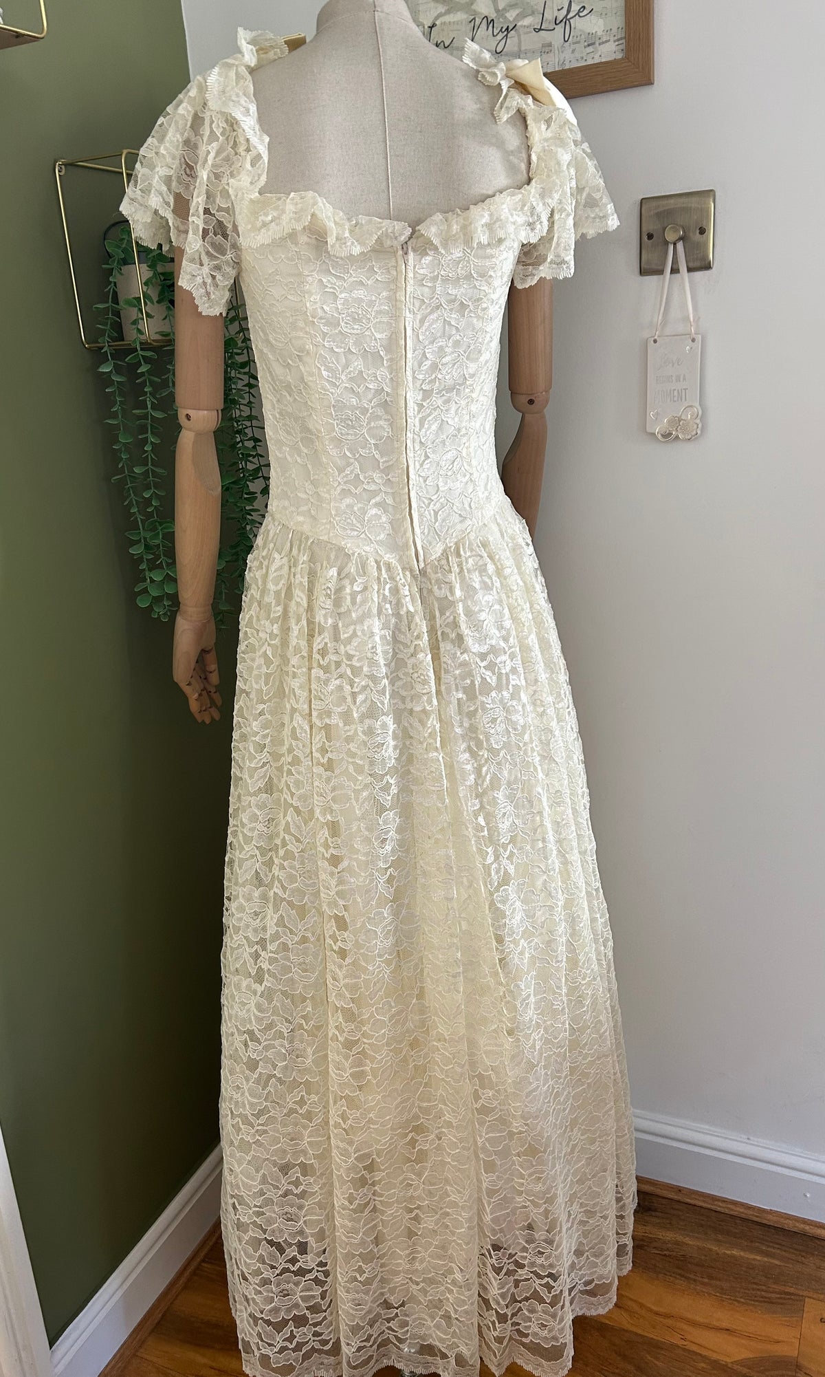 Vintage Early 1980s Size 8 Beautiful Cream Lace Bow Shoulder Detail Wedding/Occasion Dress