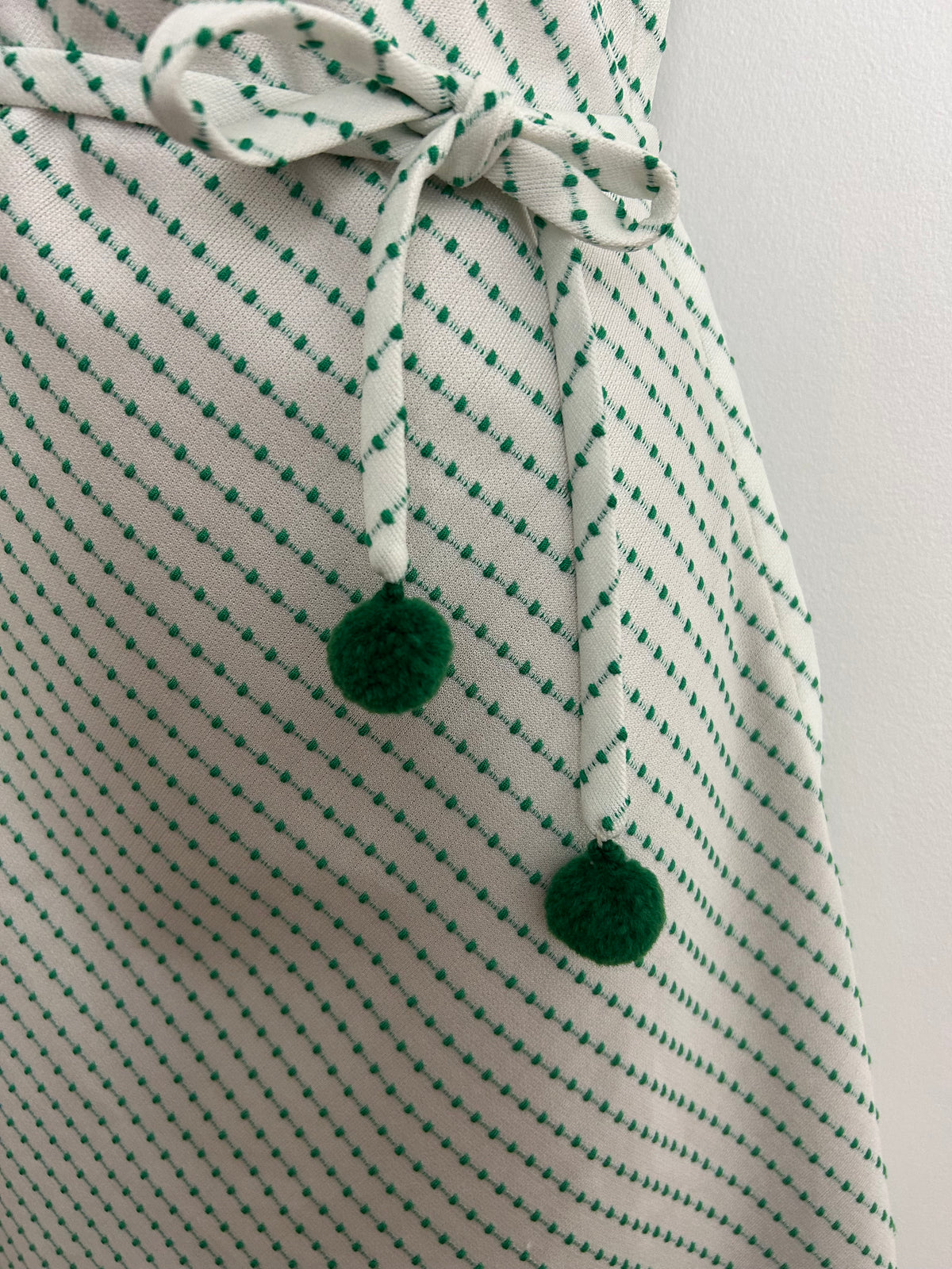 Vintage 1970s Size 8 White & Green Crimplene Sleeveless Belted Mod Day Dress