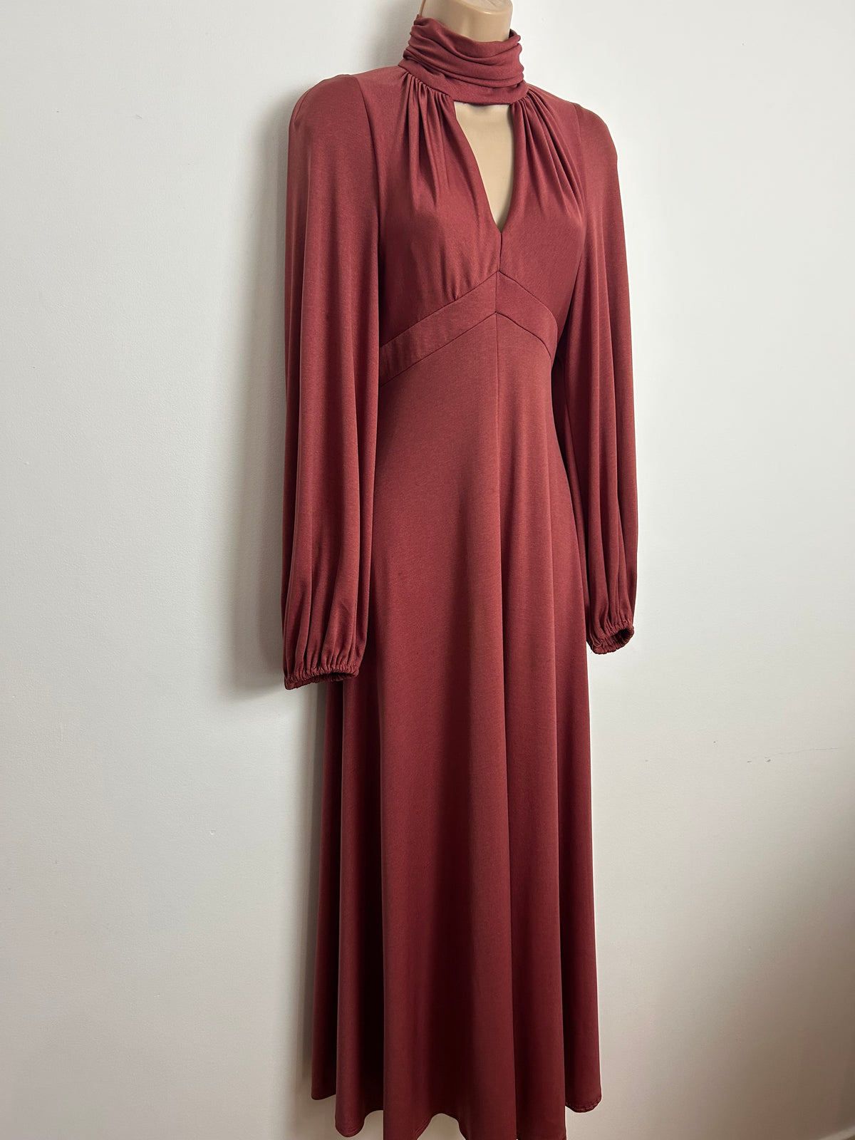 Vintage 1970s JOHN MARKS BY ANNE TYRELL Size 6-8 Dusky Pink Keyhole Long Sleeve Maxi Dress