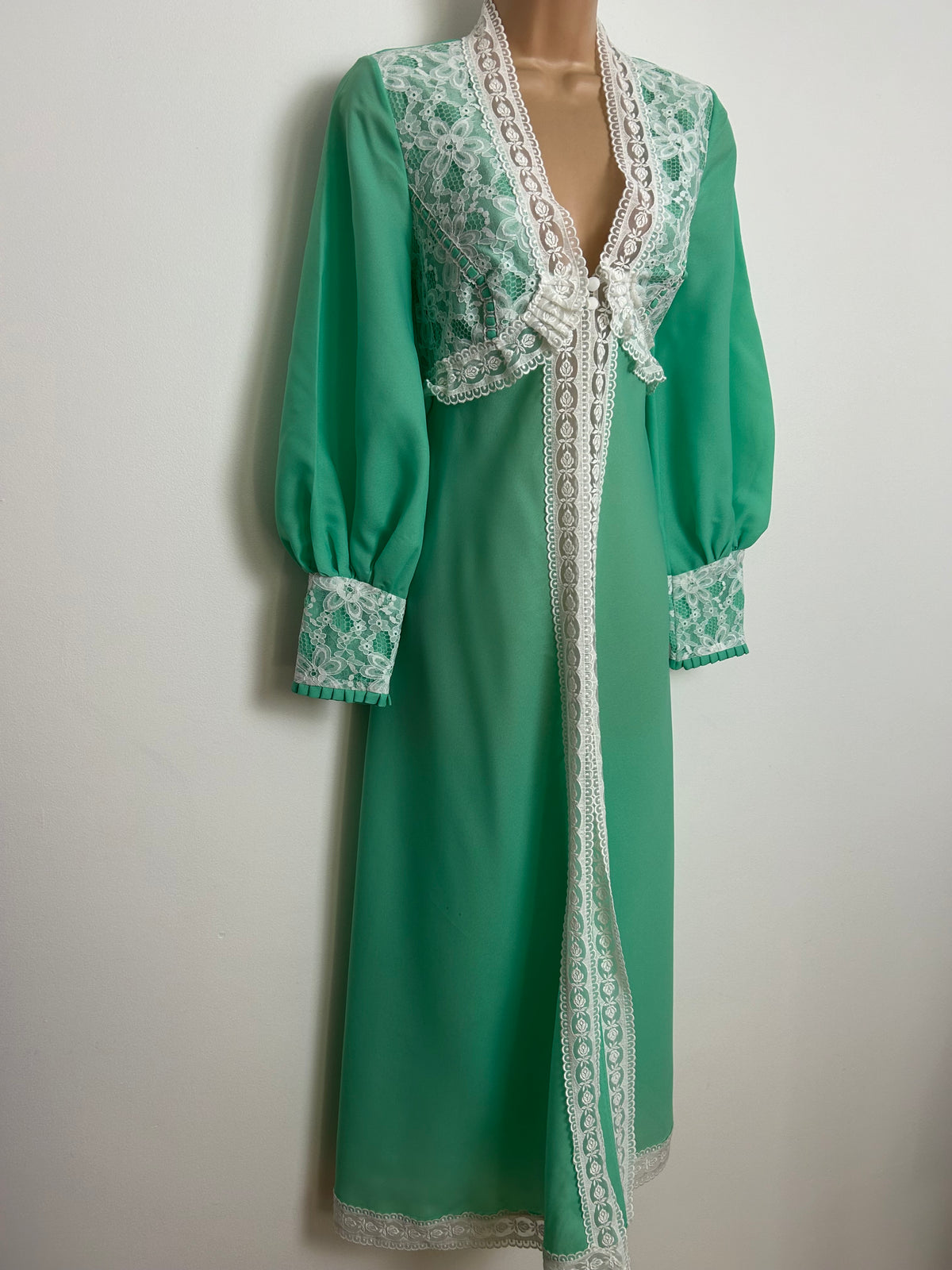 Vintage 1970s Size 6-8 Green & White Lace Trim Long Sleeve Peignoir Robe Housecoat