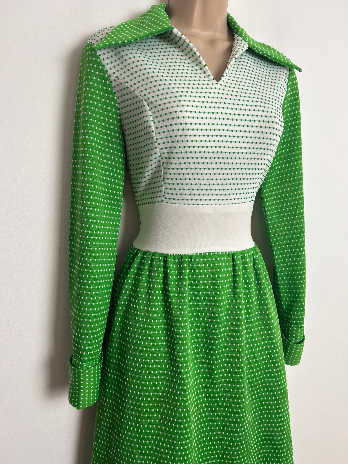 Vintage 1970s Size 8 Green & White Spot Textured Crimplene Dagger Collar Long Sleeve Maxi Dress