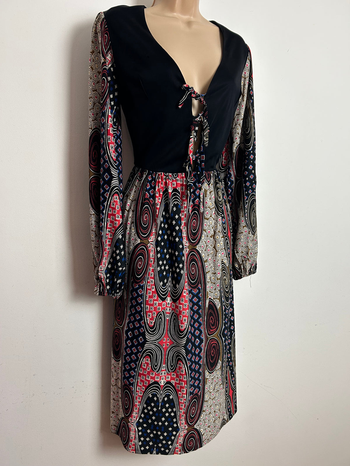Vintage 1970s SHELANA Size 6-8 Black Red Brown & White Abstract Print Open Front Triple Tie Midi Dress