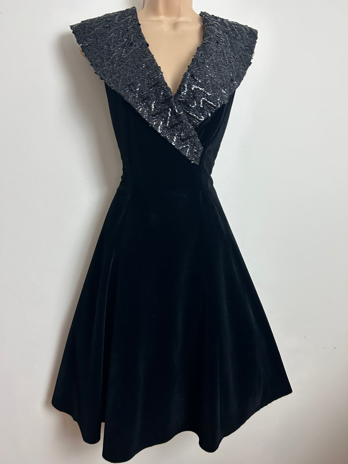 Vintage 1980s Size 10 Black Velvet Sequin & Bead Embellished Shawl Collar Part Prom Evening Dress
