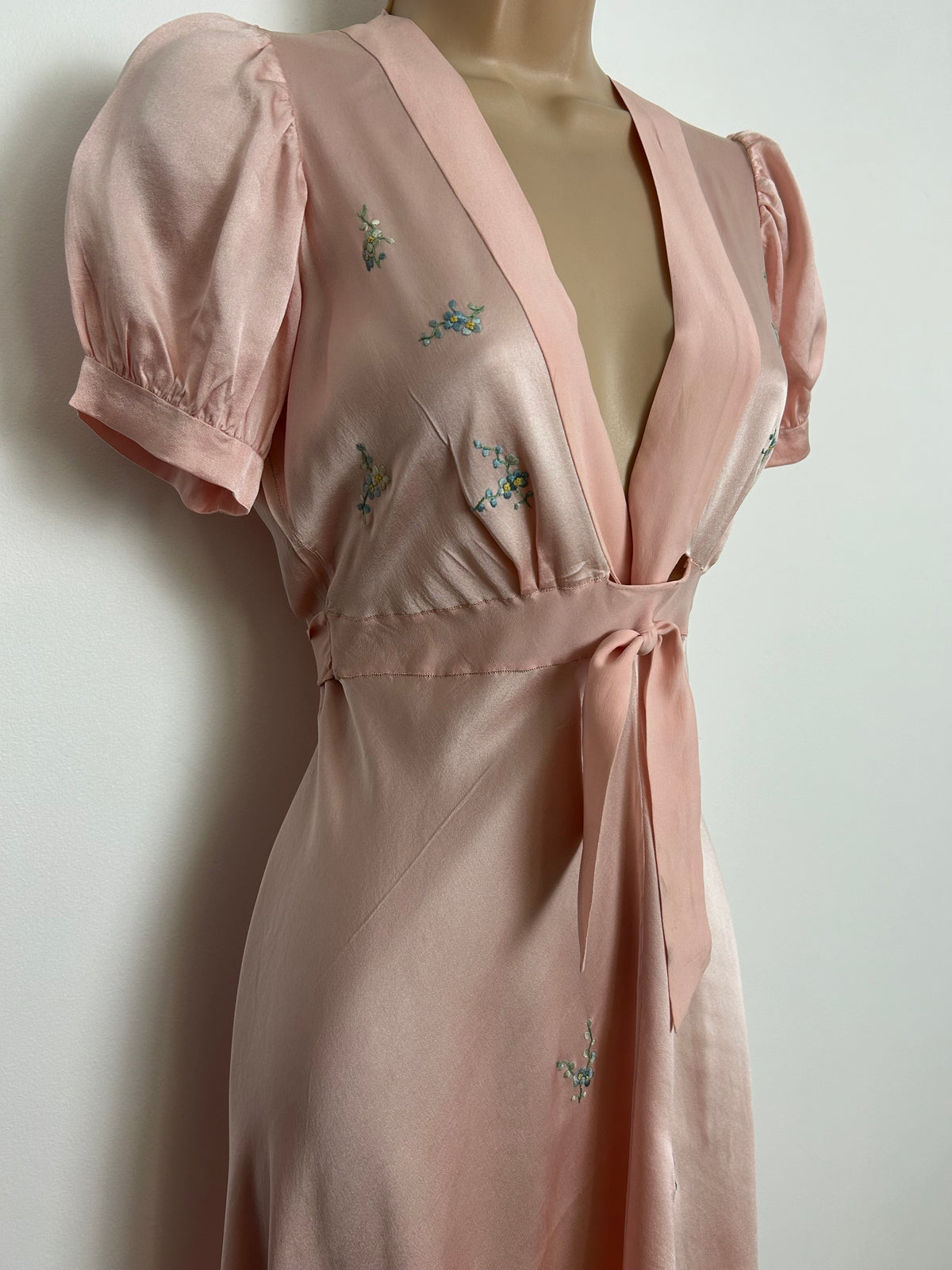 Vintage 1930s/1940s EXQUISITE Size 8 Pale Pink Silk Embroidered Nightdress