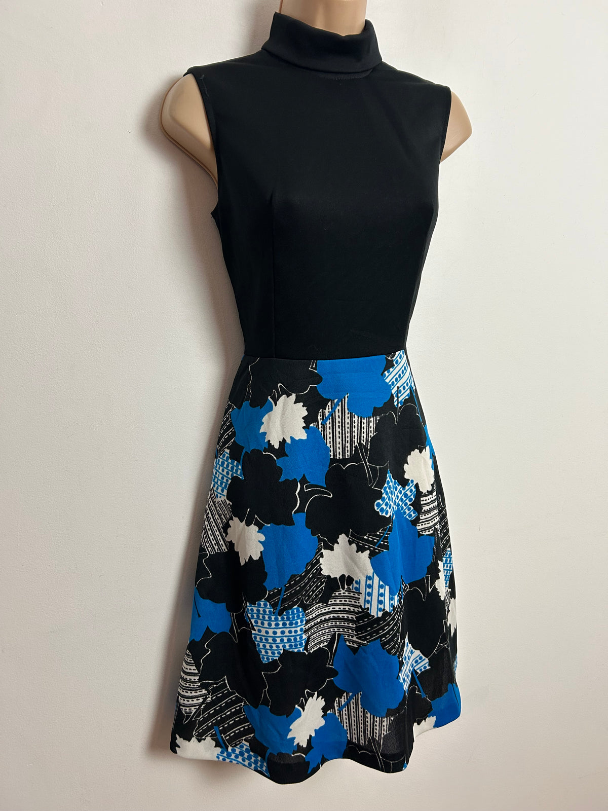 Vintage 1970s UK 6-8 Black Blue & White Leaf Print Sleeveless Mod Dress