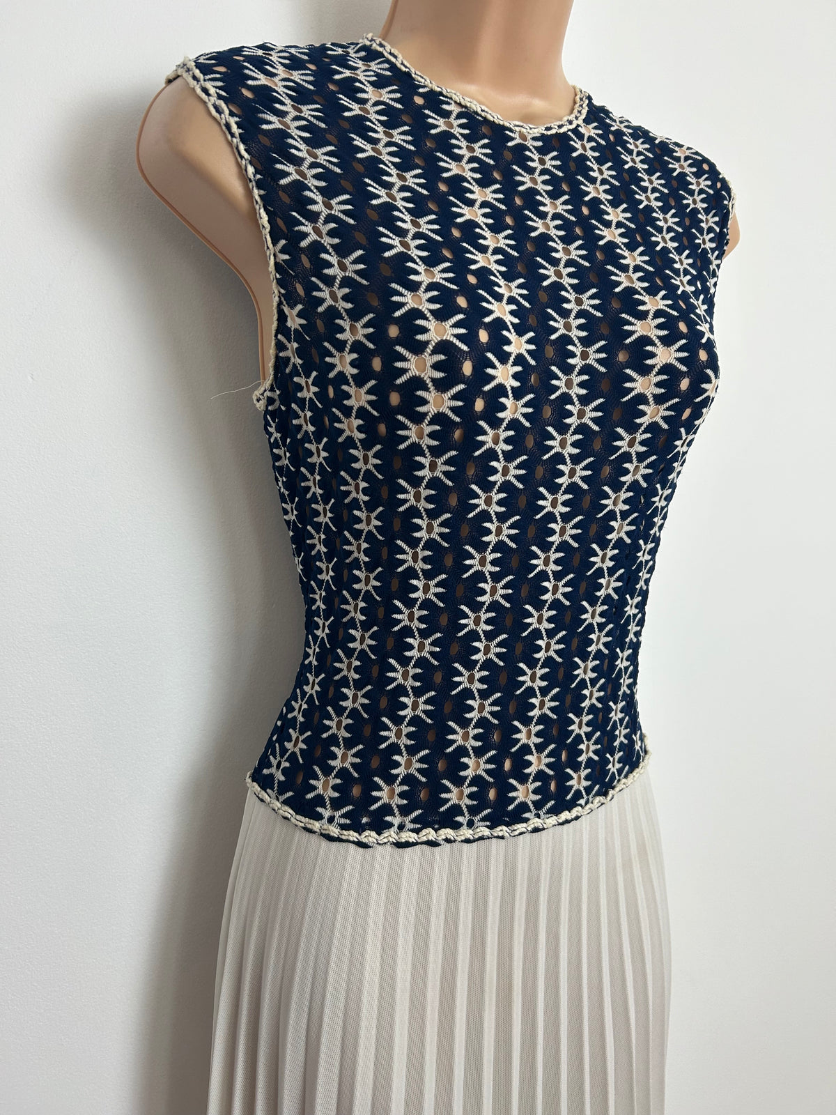 Vintage 1970s Size 10 Navy Blue & White Sleeveless Pleated Summer Occasion Maxi Dress