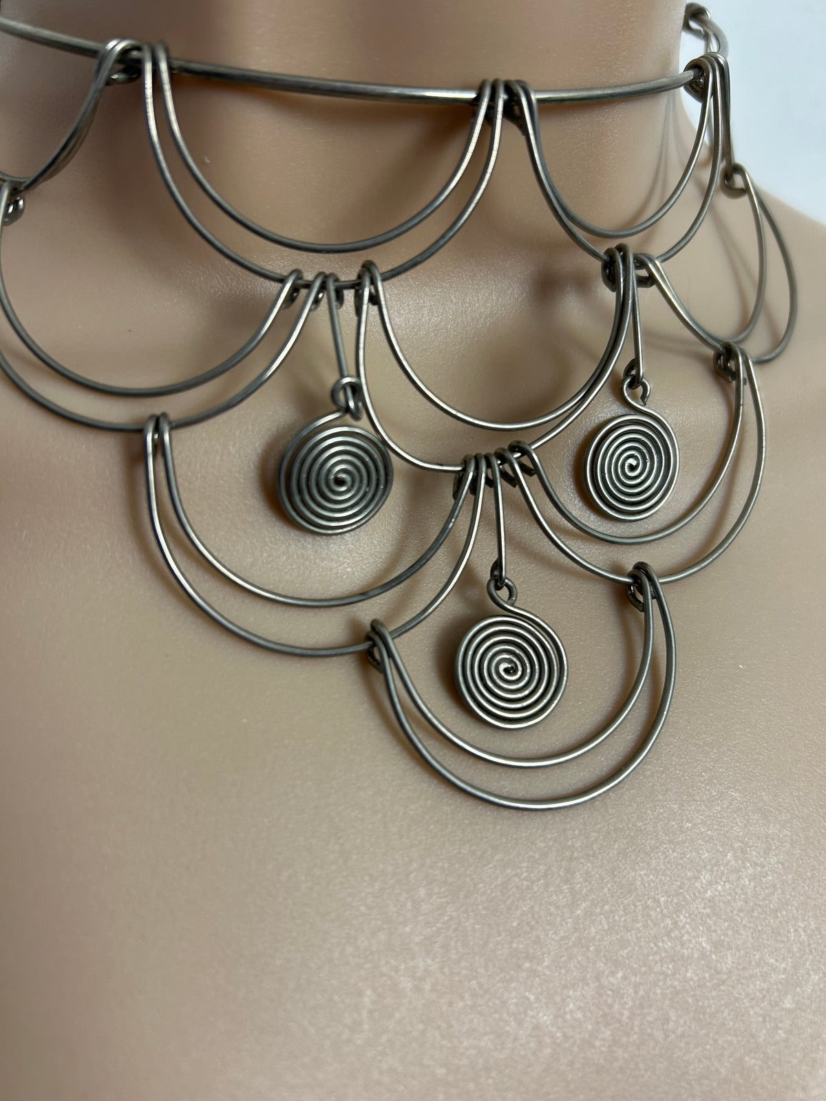 Vintage Silver Tone Scallop Design Chocker Necklace