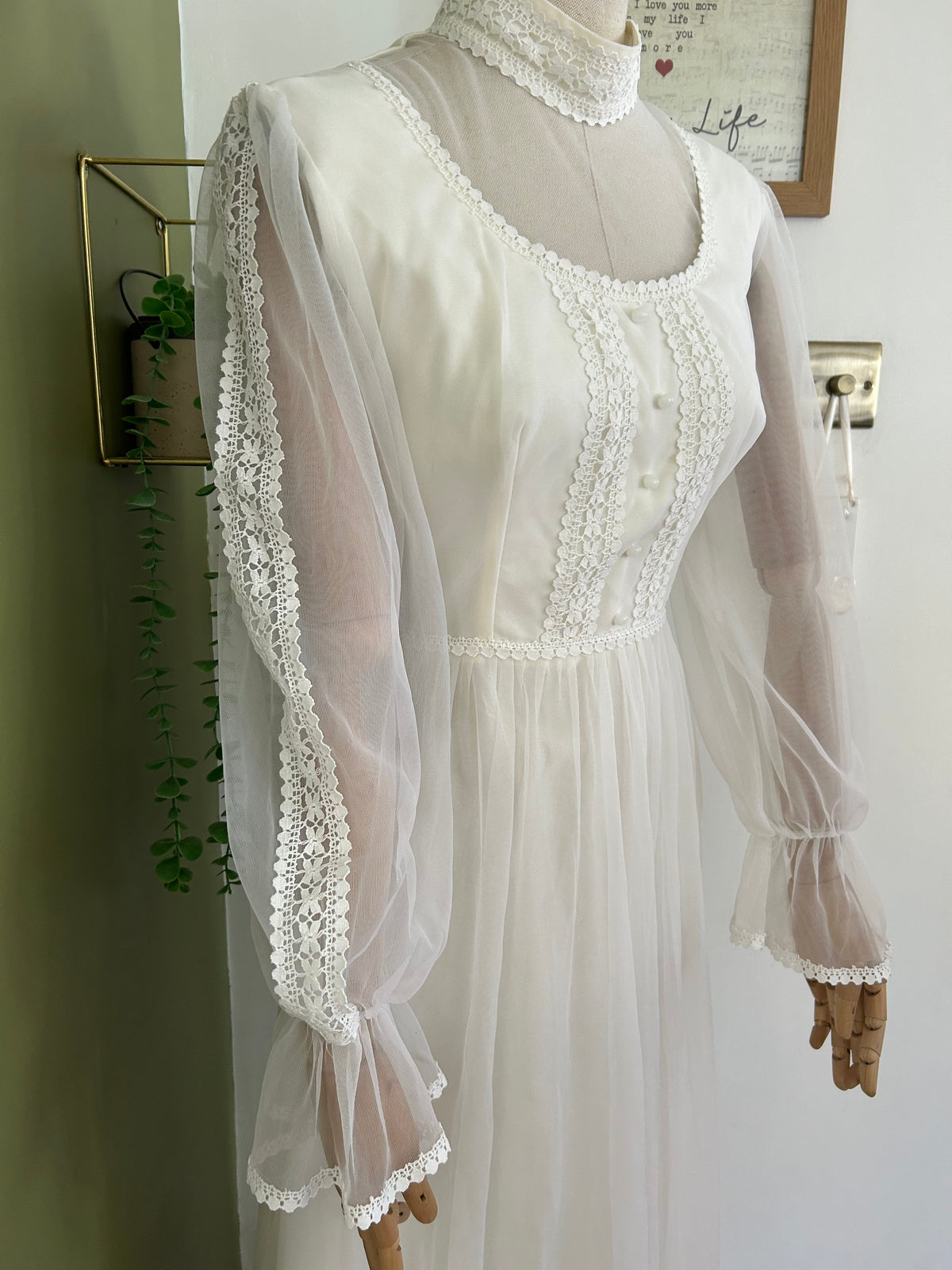 Vintage 1970s Size 8 White Long Sleeve Lace Trim Boho Prairie Wedding/Occasion Maxi Dress