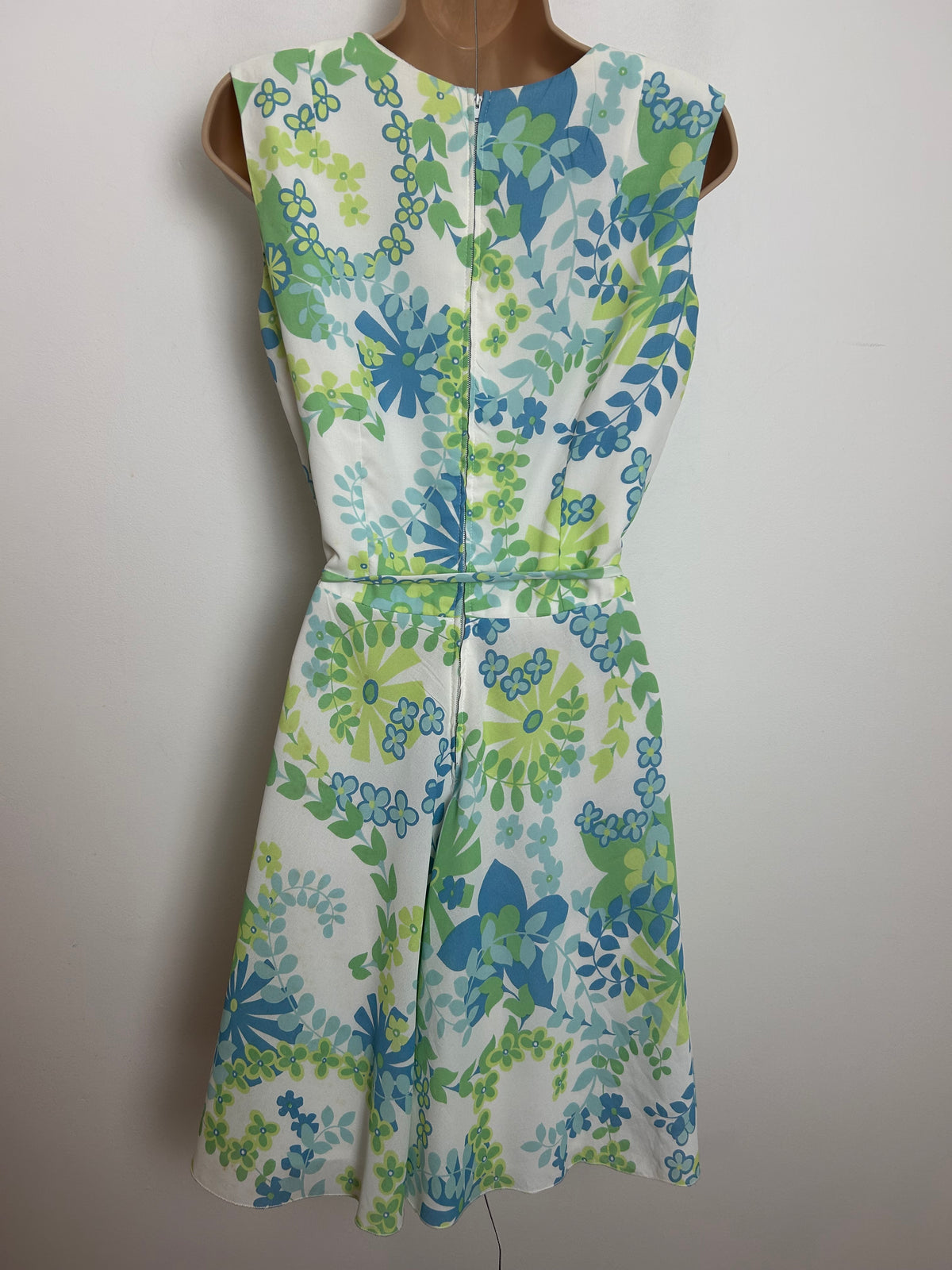 Vintage Late 1960s BETTY BARCLAY Size 10 White & Green Tones Floral Print Belted Fit & Flare Summer Mod Dress