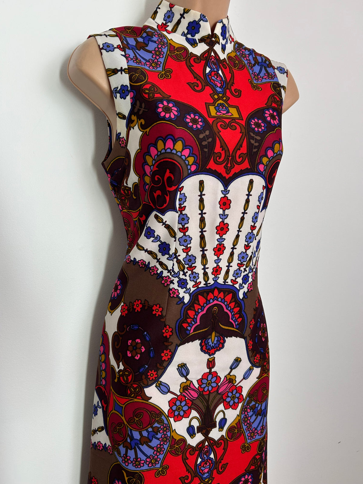 Vintage 1970s 8 Stunning Red White Brown & Blue Nouveau Inspired Print Sleeveless Column Maxi Dress
