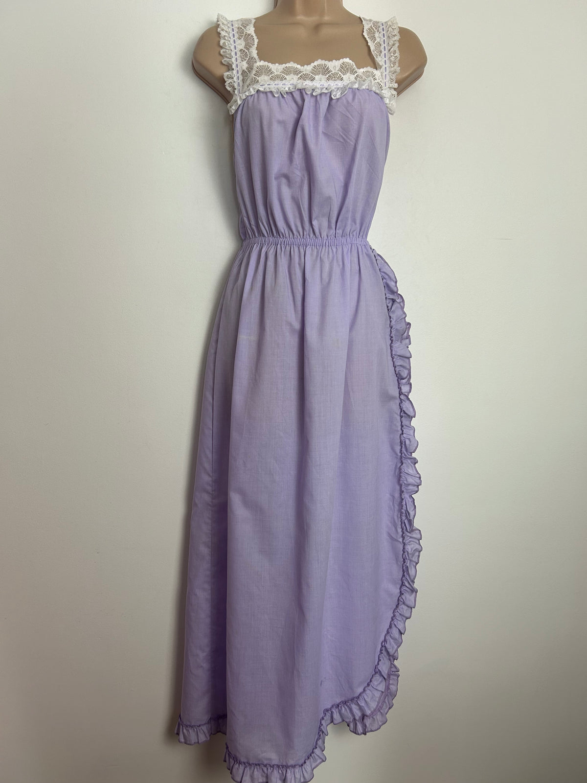 Vintage 1970s Size 10 Pale Lilac White Lace Trim Mock Ruffle Trim Cotton Mix Nightdress