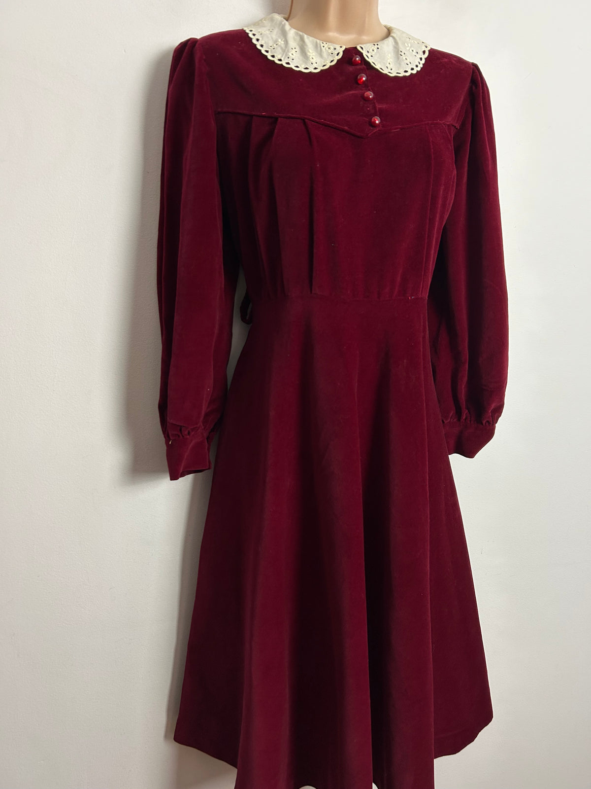 Vintage 1960s UK Size 10 Red Velvet Lace Collar Long Sleeve Christmas Dress