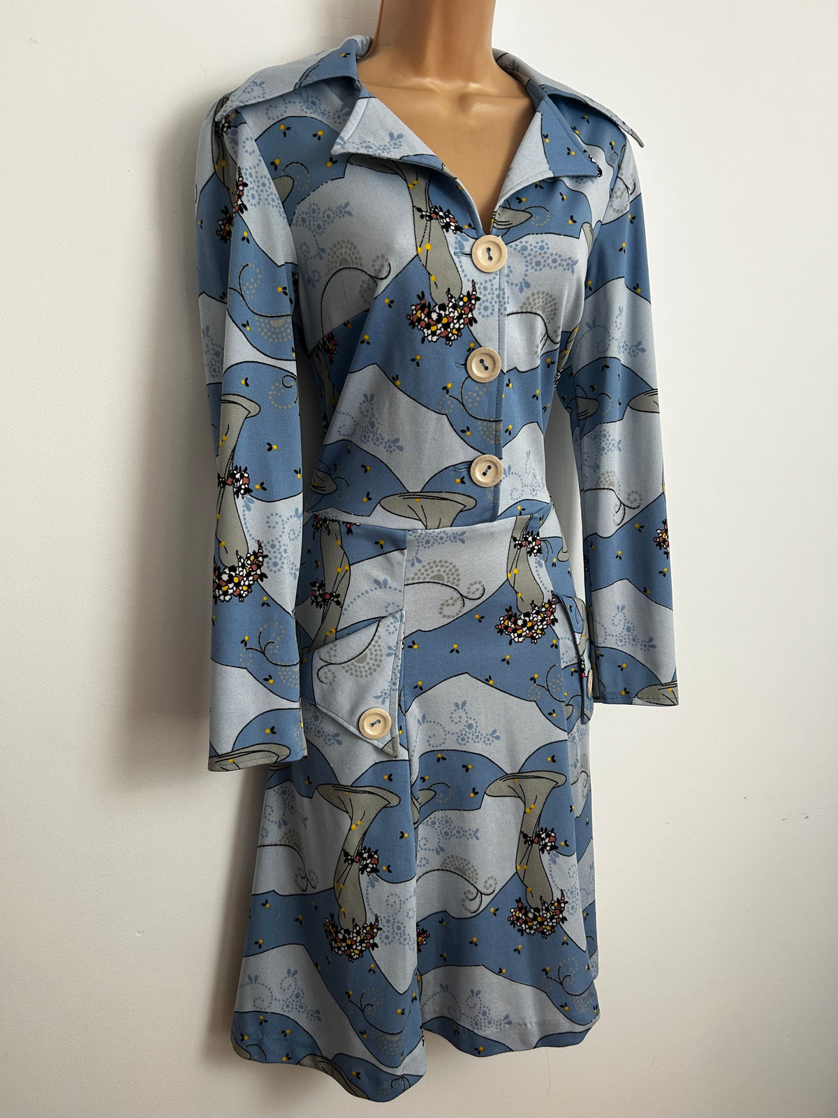 Vintage Early 1970s Size 12 Pale Blue Tones Stylised Art Deco Fashion Illustration Print Dagger Collar Day Dress