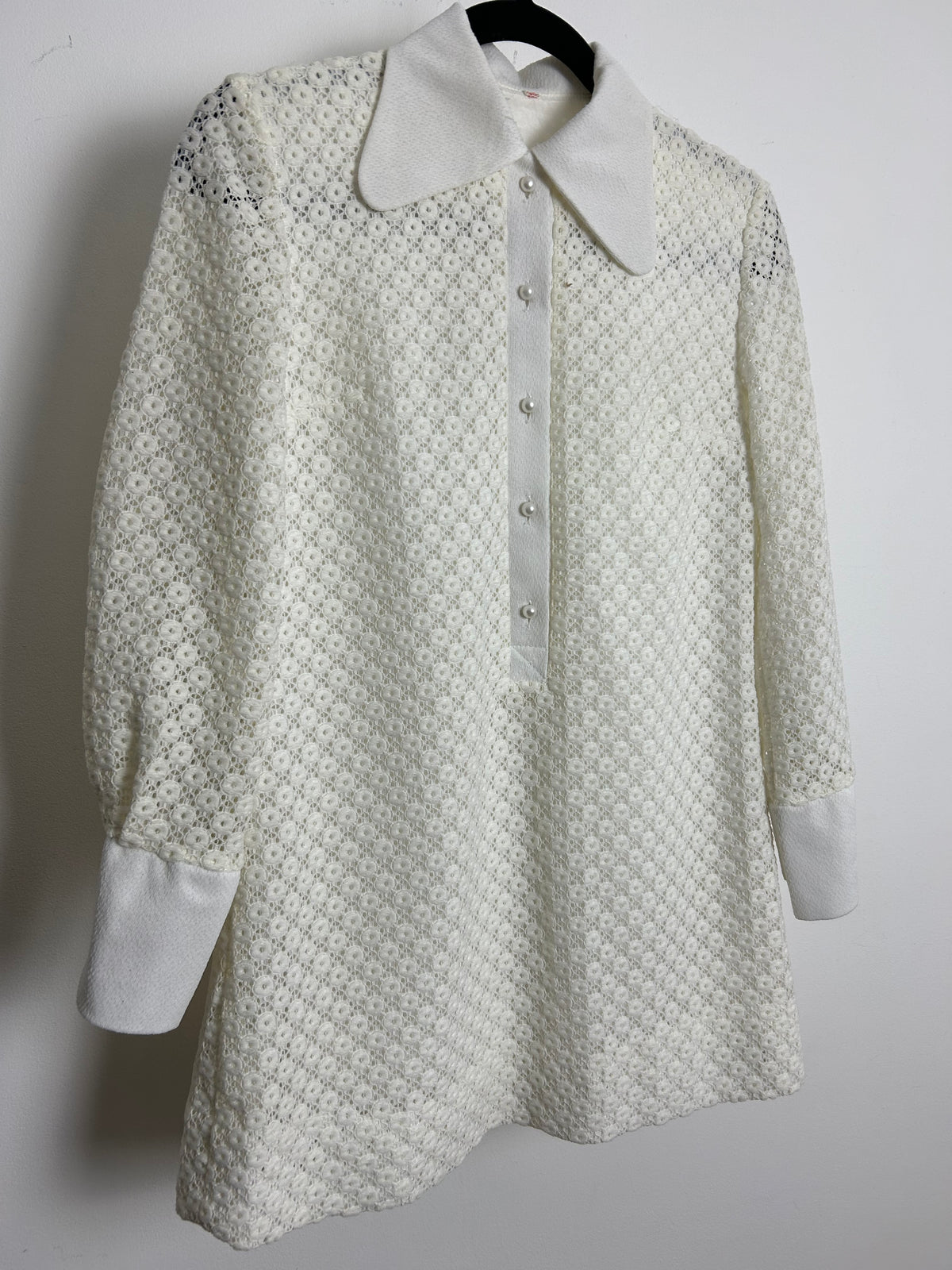 Vintage 1970s Size 8 Winter White Beagle Collar Longer Length Shirt