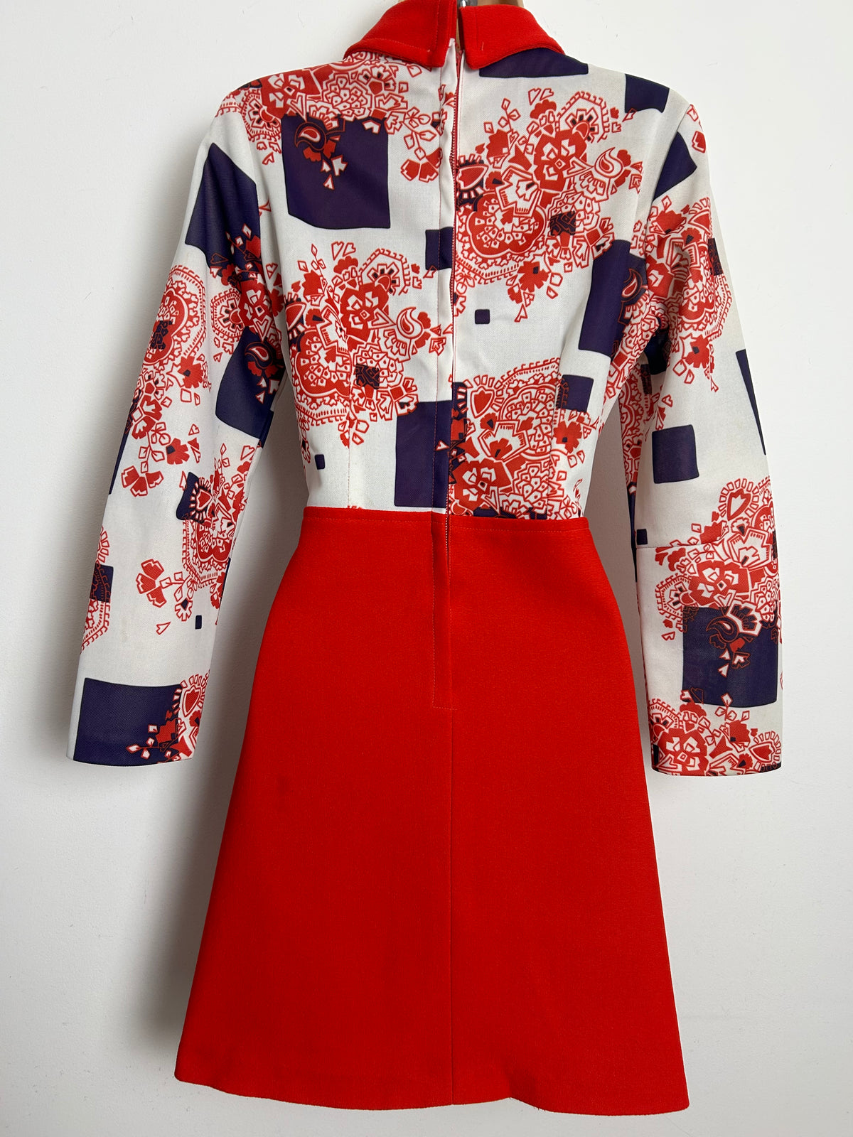 Vintage 1960s Size 10 Red White & Navy Abstract Print Long Sleeve Short Mod Dress