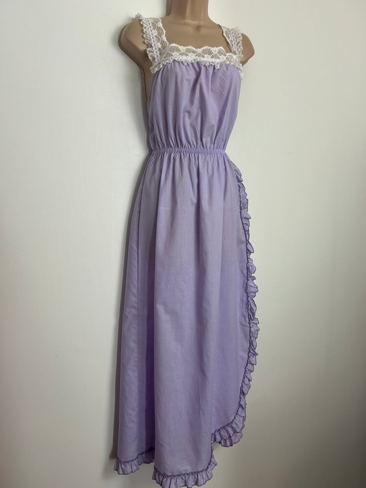 Vintage 1970s Size 10 Pale Lilac White Lace Trim Mock Ruffle Trim Cotton Mix Nightdress