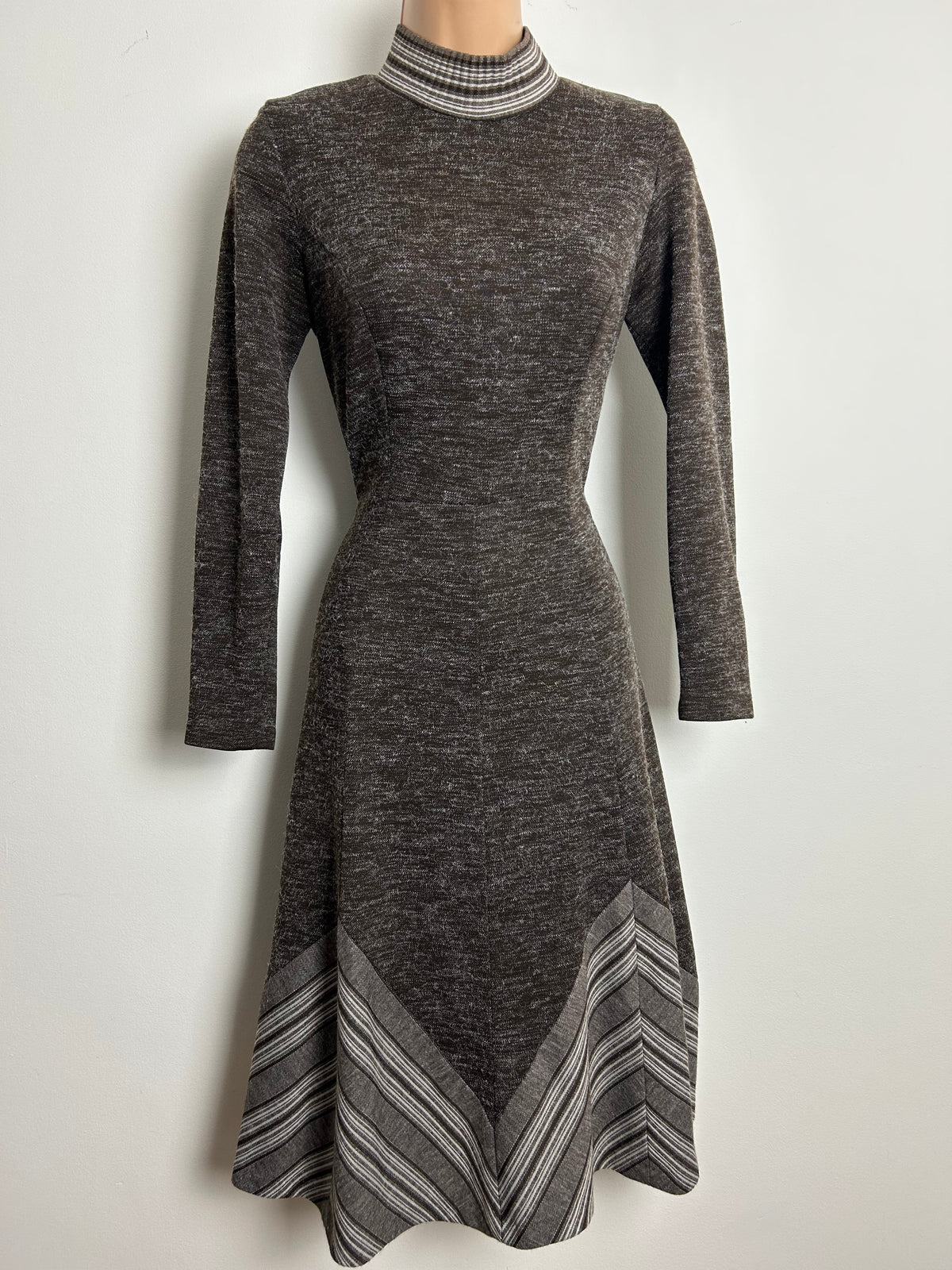 Vintage 1970s Size 6-8 Brown Snowy Fabric Stripe Contrast Long Sleeve Jersey Fit & Flare Day Dress