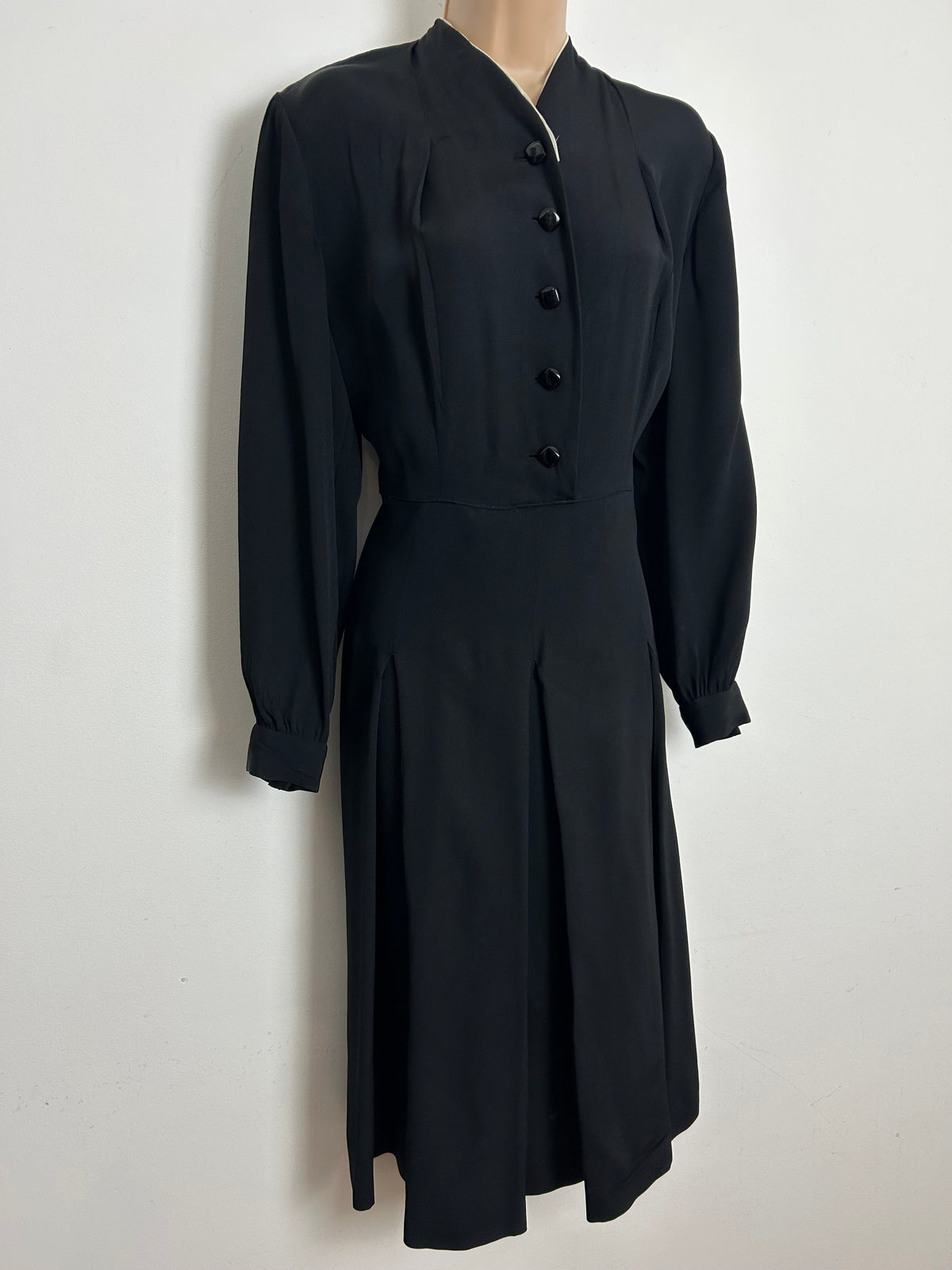Vintage 1940s Size 14-16 Black Rayon Long Sleeve Mid Length Day Dress