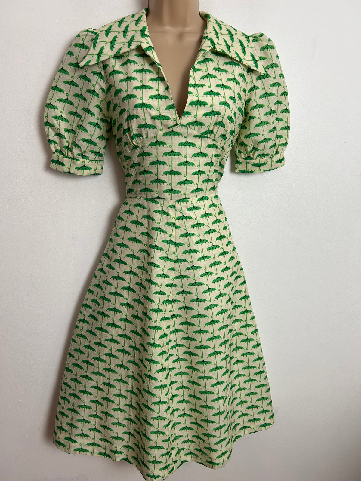Vintage 1970s UK Size 8 Cute Cream & Green Umbrella Novelty Print Dagger Collar Fit & Flare Dress