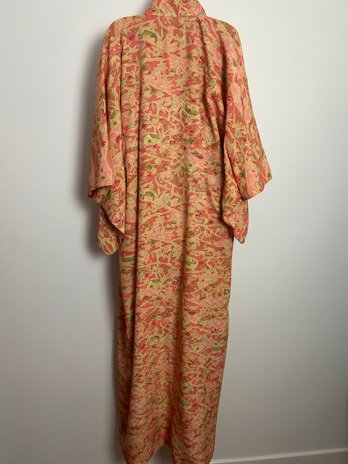Vintage Japanese Up To Size 16/18 Pink Red Beige & Green Leaf & Hut Print Full Length Kimono