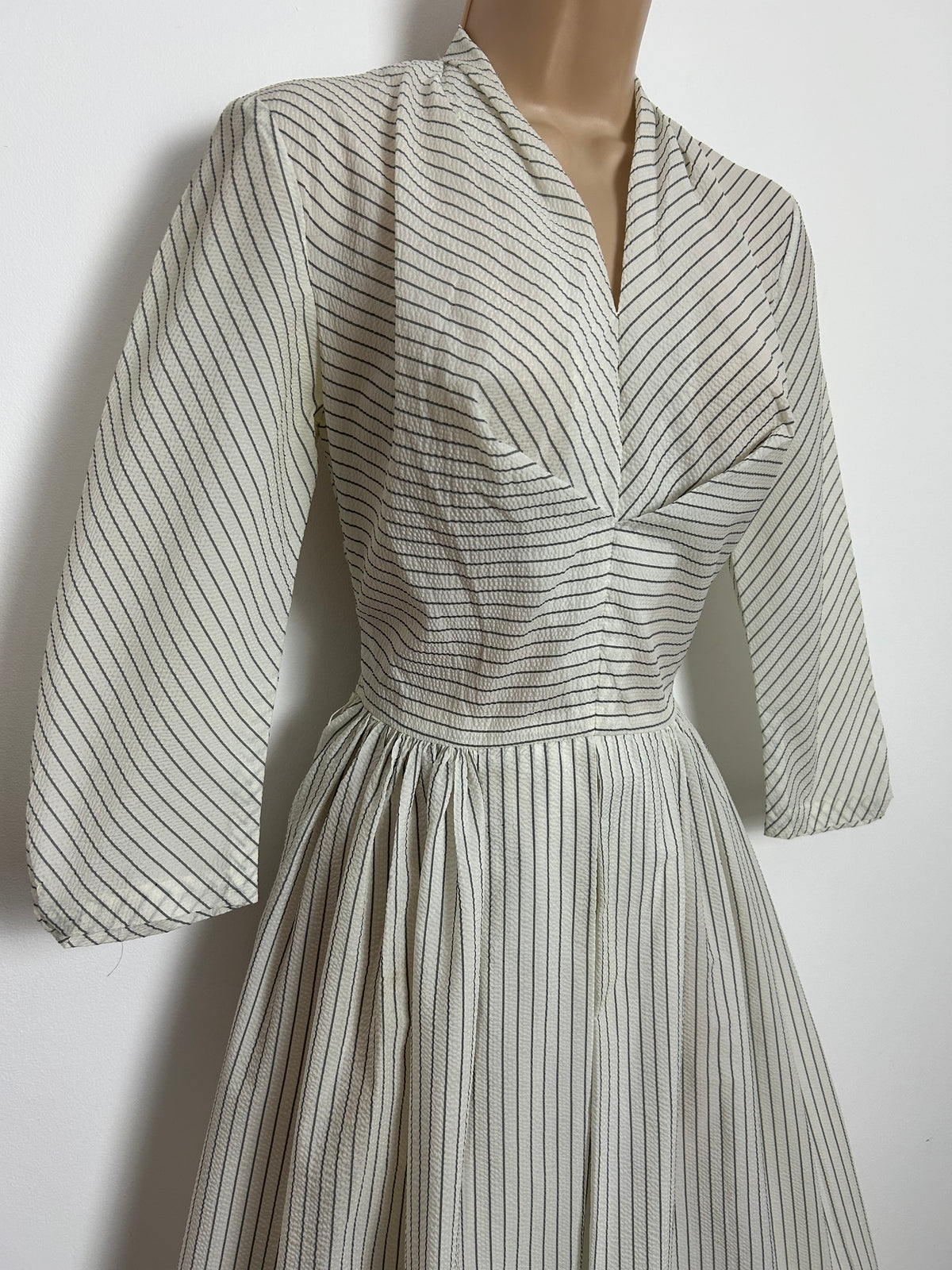 Vintage 1950s FRANK USHER Size 6-8 Off White & Grey Pinstripe Fit & Flare Nylon Dress