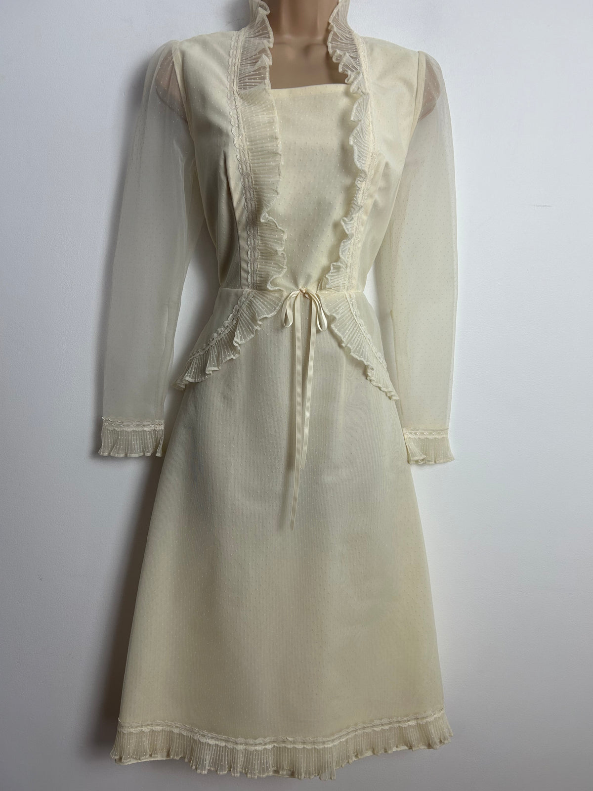 Vintage 1970s Size 10 Cream Chiffon Ruffle & Peplum Long Sleeve Occasion Dress