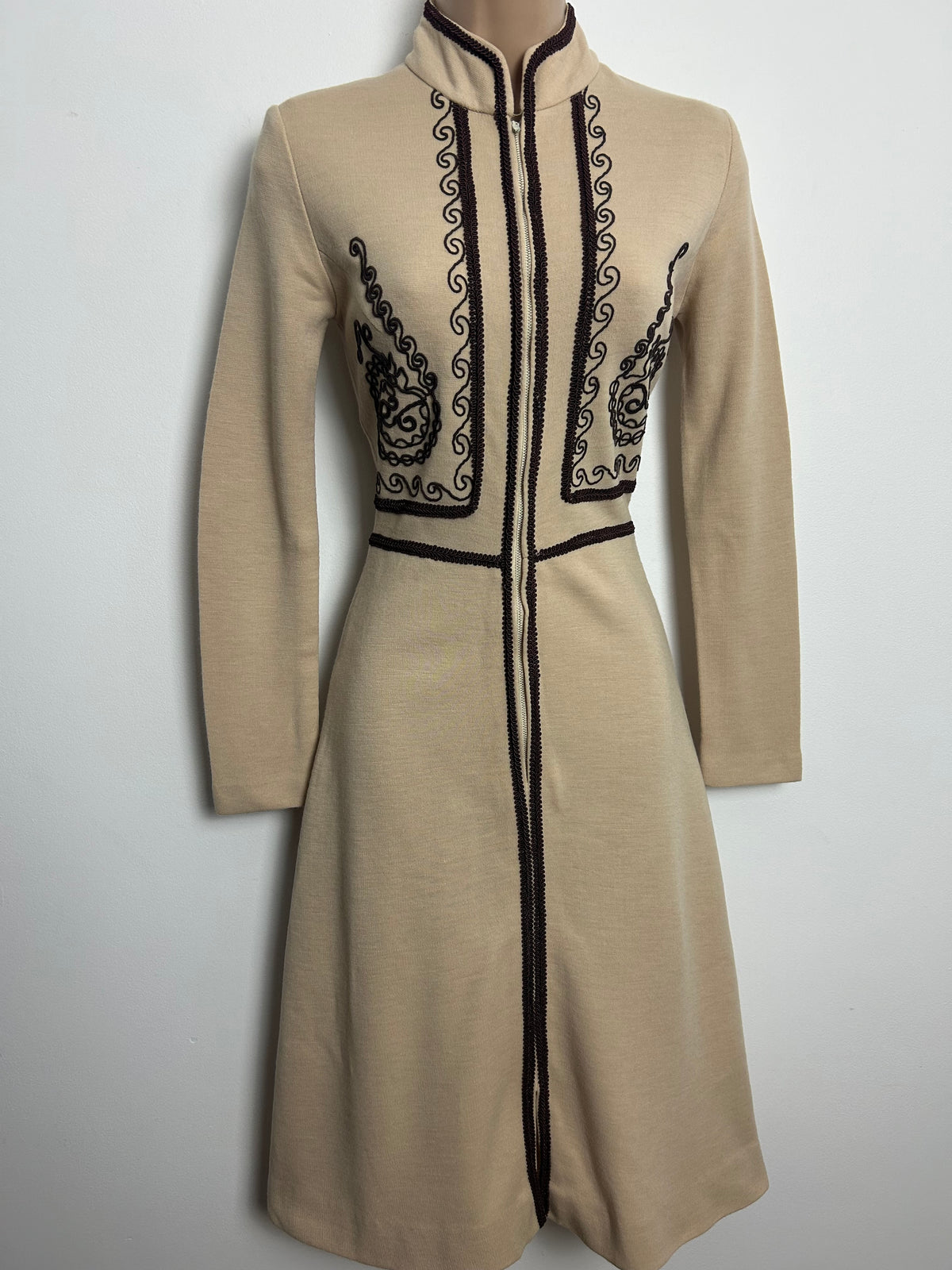 Vintage Early 1970 LOUIS CARING Size 6 Beige & Brown Braid Trim Zip Front Long Sleeve Dress