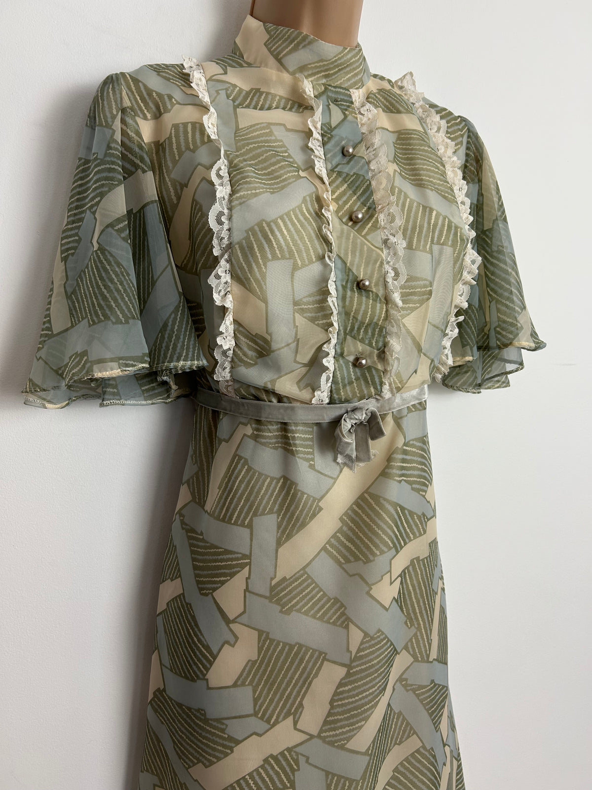 Vintage 1970s Size 8-10 Pretty Sage Green Abstract Print Lace Trim Prairie Boho Maxi Dress