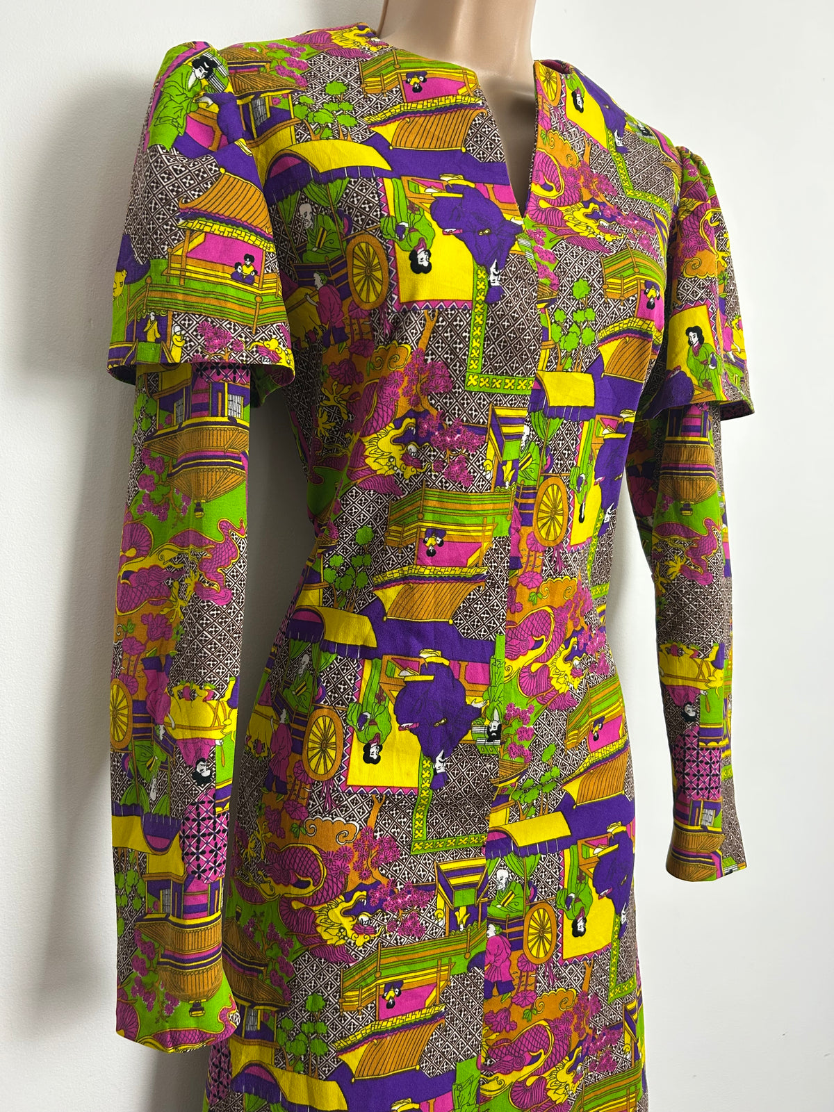 Vintage 1970s Size 8 Amazing Japanese-Inspired Psychedelic Scenic Print Maxi Dress