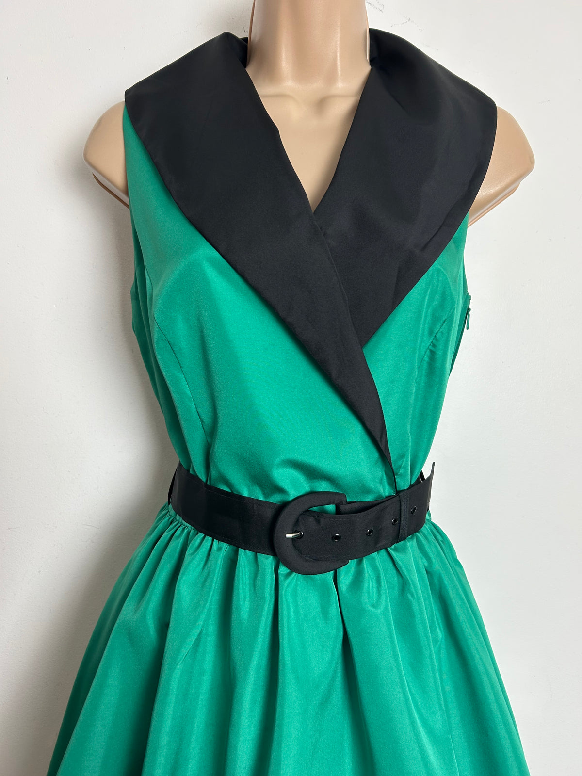 Vintage 1980s VERA MONT Size 8 Green & Black Collared Belted Xmas Party Prom Style Dress