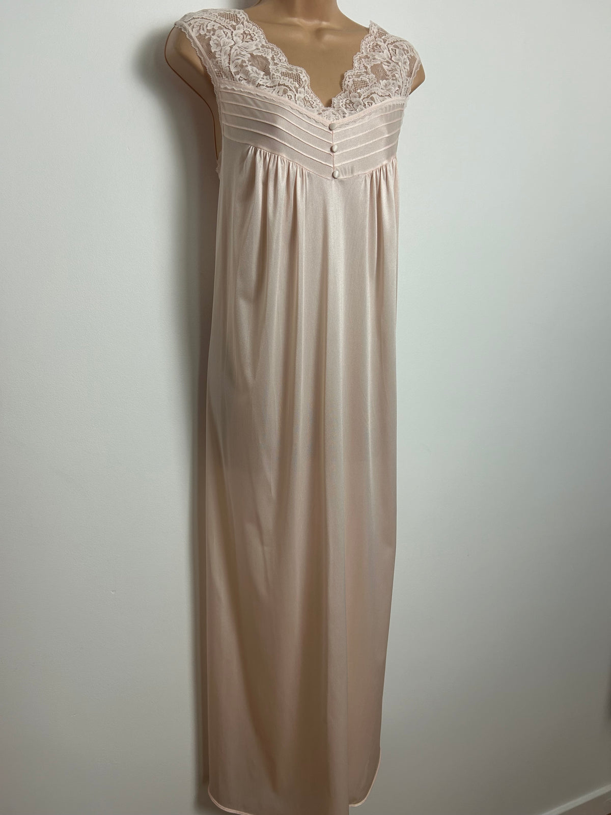 Vintage 1970s Size 12 Pale Nude Peach Lace Trim Full Length Negligee Nightgown