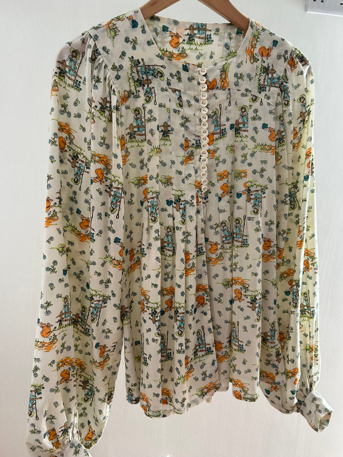 Vintage 1970s ALAN GILBEY UK Size 6-8 Cream Novelty Print Long Sleeve Pleated Smock Style Top
