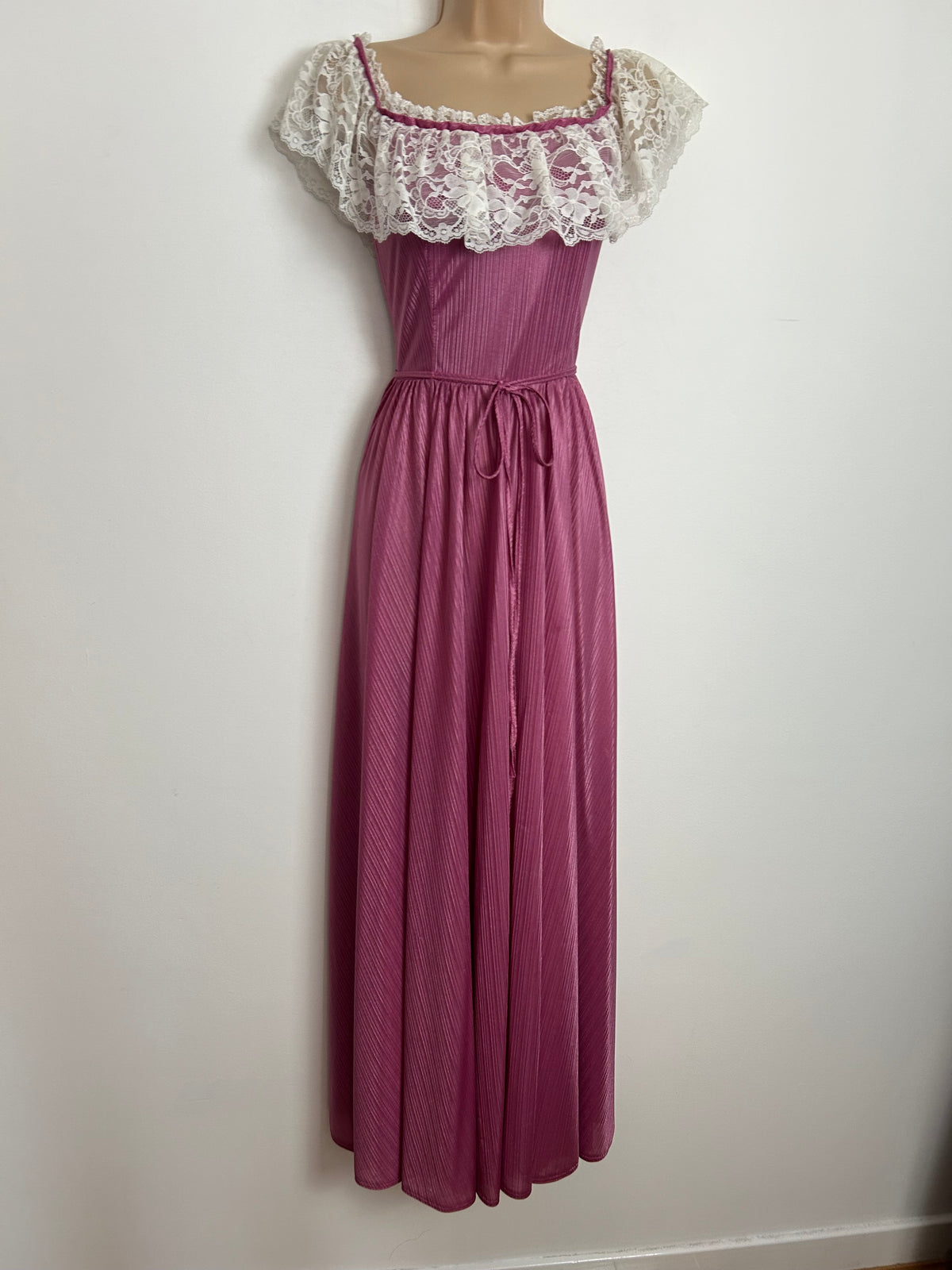 Vintage 1970s Size 6 Dusky Pink & White Lace Trim Bardot Neck Long Length Nightie