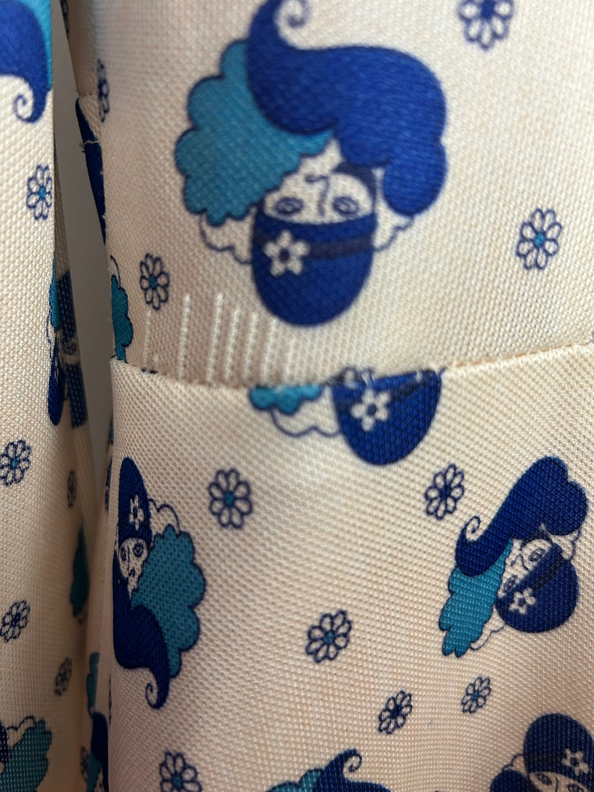 Vintage 1970s JON ADAMS UK Size 8 Cream & Blue Tones 1920s Face Novelty Print Long Sleeve Day Dress