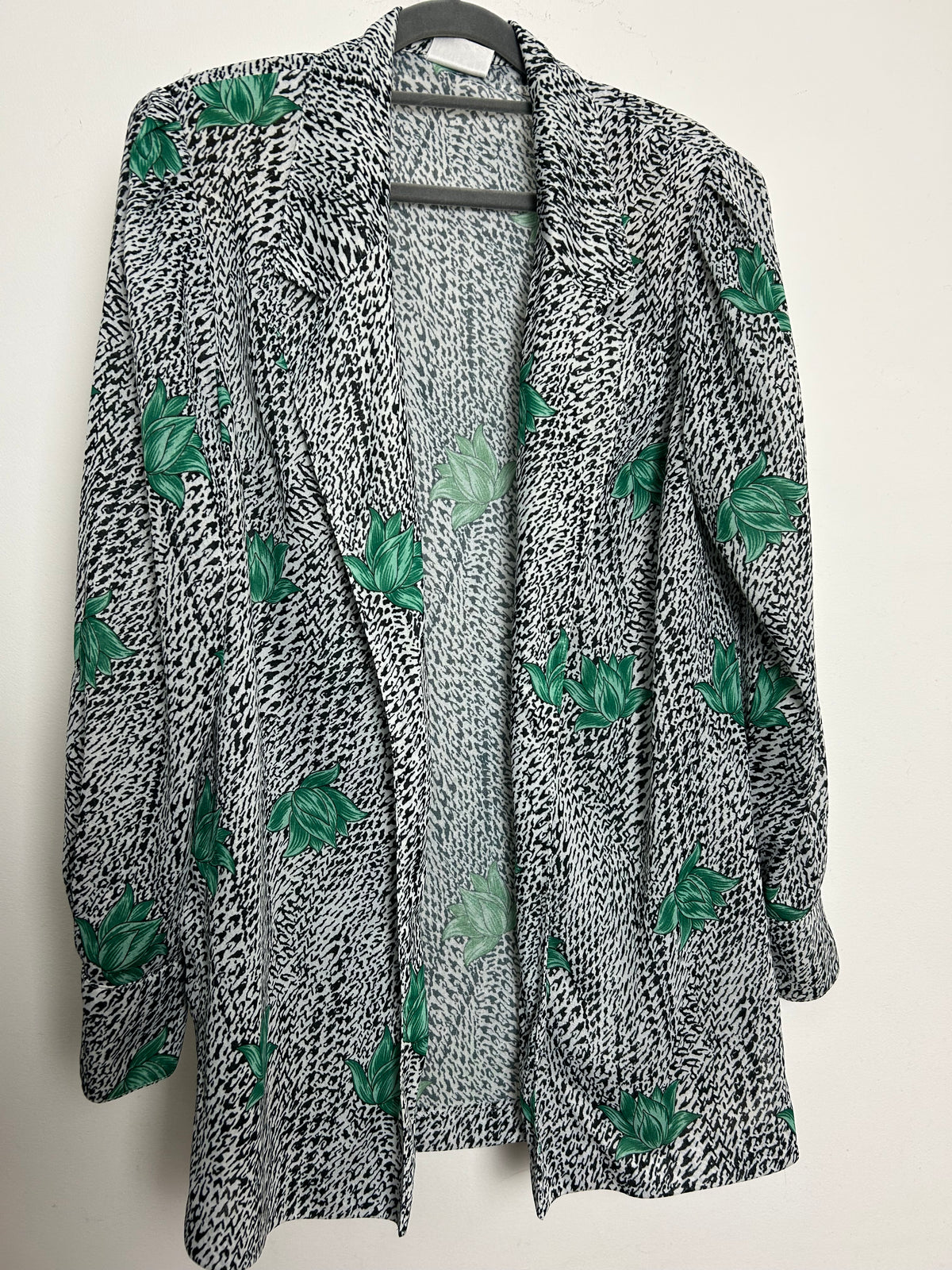 Vintage 1980s BARUCH Size 12 Black White & Green Animal Print With Leaves Open Front Cover Up Shirt