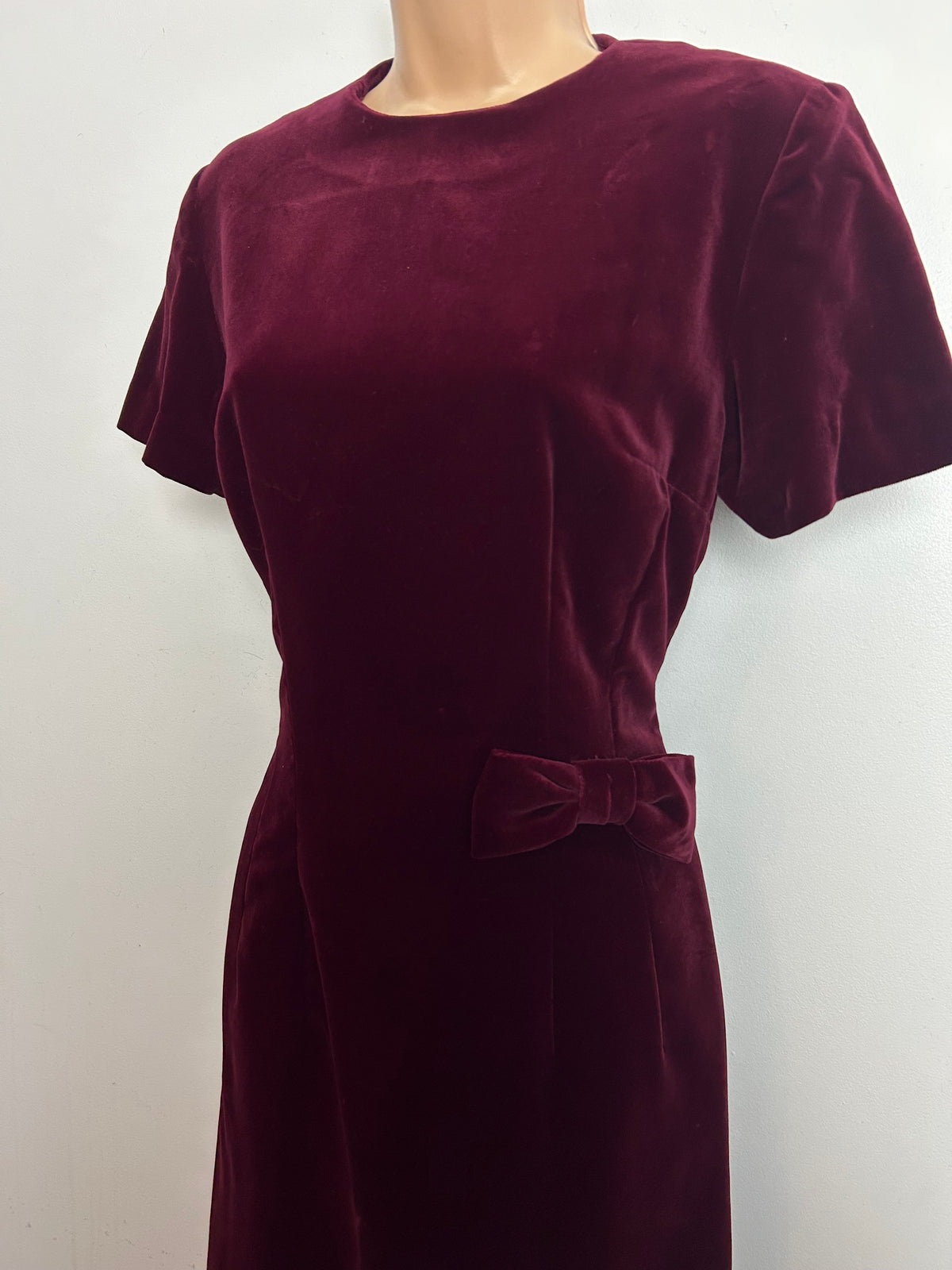 Vintage 1960s Size 8-10 Burgundy Velvet Bow Detail Fitted Christmas Day Dress