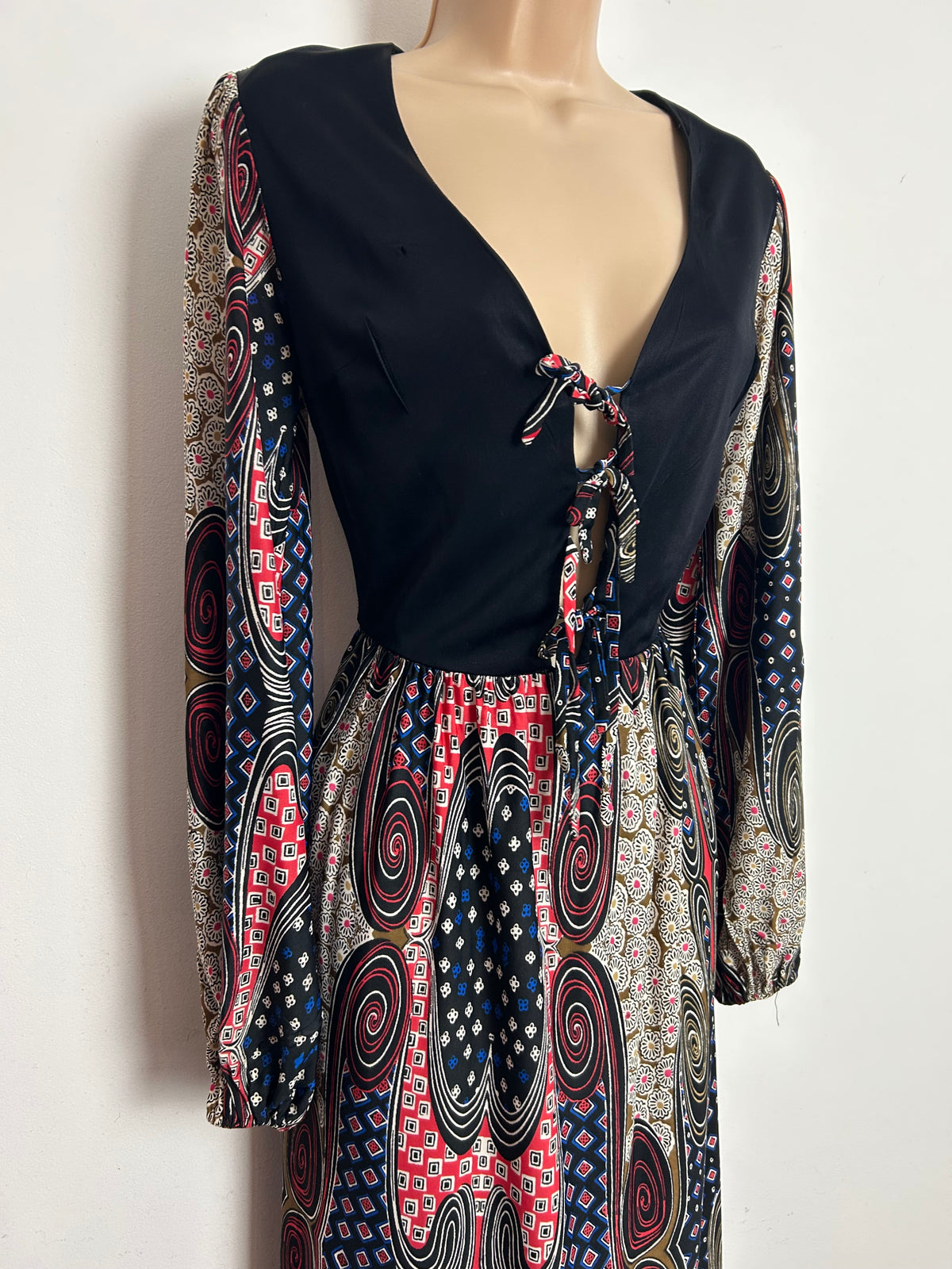 Vintage 1970s SHELANA Size 6-8 Black Red Brown & White Abstract Print Open Front Triple Tie Midi Dress