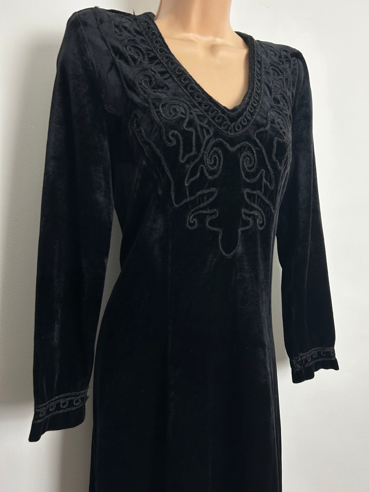 Vintage 1980s GINA BACCONI Size 14-16 Black Velour Velvet Braid Trim Long Sleeve Occasion Evening Midi Dress (Reduced due to issue)