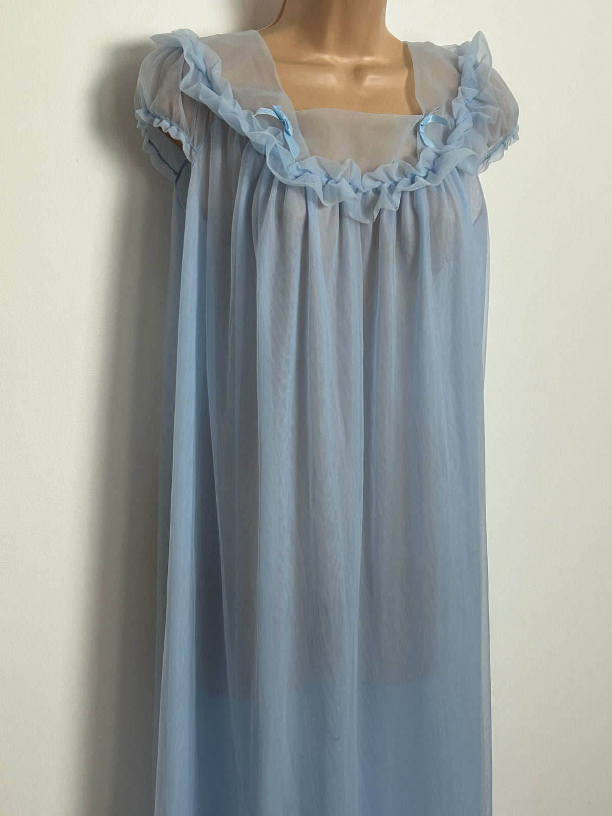 Vintage Late 1960s Size 16 Powder Blue Ruffle Bow Trim Detail Negligee Peignoir Nightdress