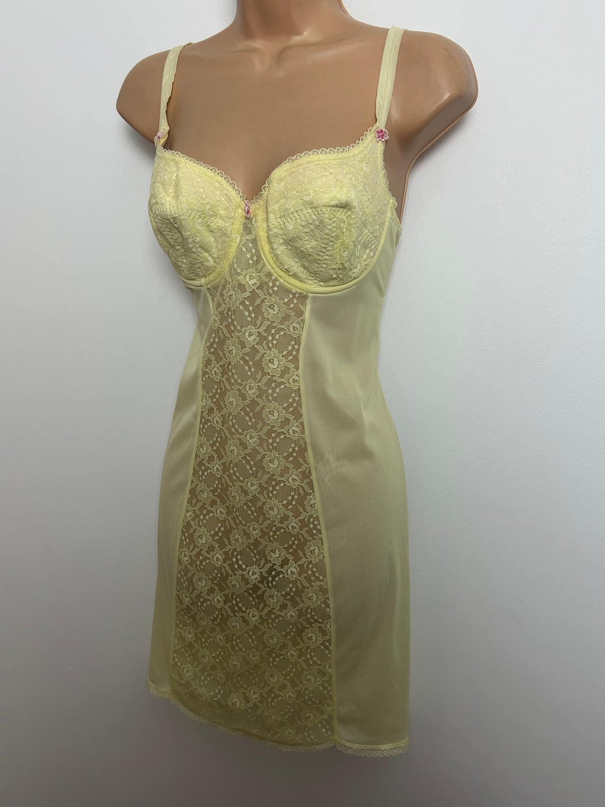 Vintage 1960s TRIUMPH INTERNATIONAL Size 36B Lemon Lace Underwired Slip