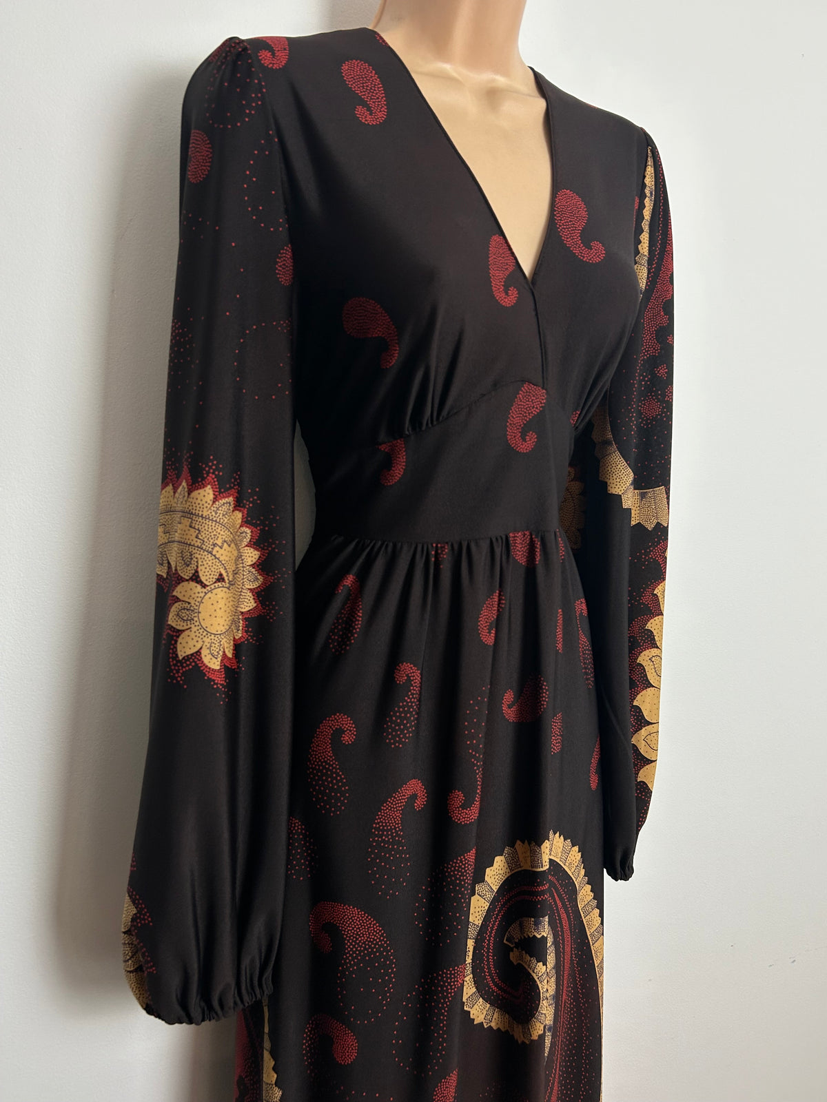 Vintage 1970s Size 12 Brown Beige & Dark Red Paisley Print Long Sleeve Maxi Dress