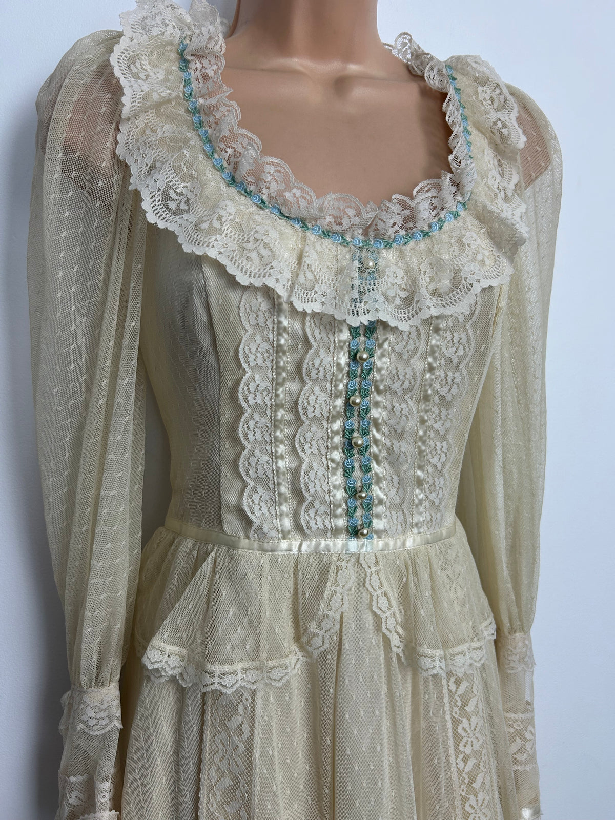 Vintage 1970s GUNNE SAX Size 6/8 (US 13 On Label) Beautiful Ethereal Cream Lace Prairie Boho Midi Dress