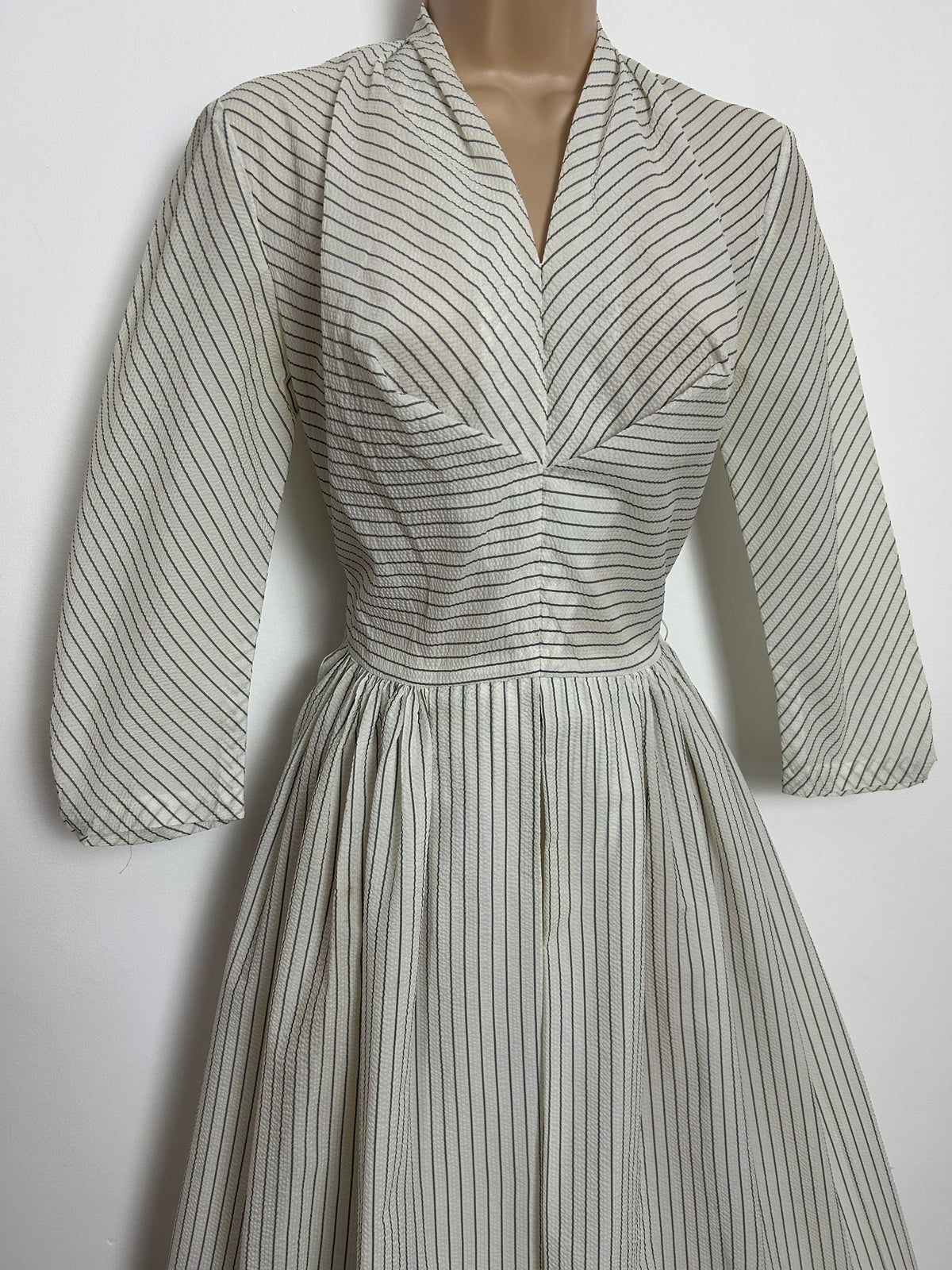 Vintage 1950s FRANK USHER Size 6-8 Off White & Grey Pinstripe Fit & Flare Nylon Dress