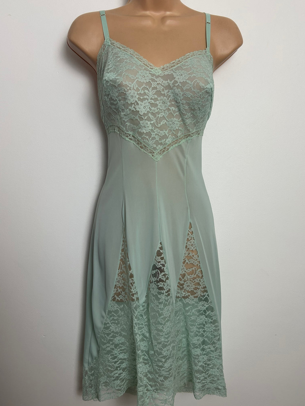 Vintage 1970s Size 8-10 Pale Mint Green Lace Panels Nylon Slip