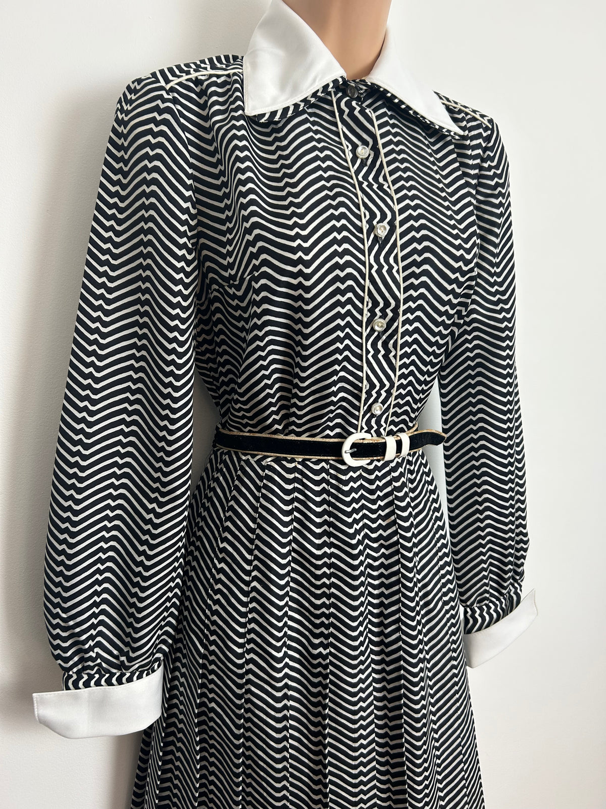 Vintage 1970s PEGGY LANE Size 10 Black & White Zig Zag Stripe Print Belted Pleated Day Dress