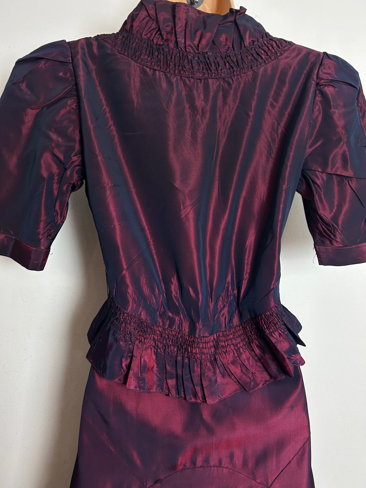 Vintage Original 1930s Size 8-10 Iridescent Plum Purple Satin Shirred Ruffle Detail Evening Dress